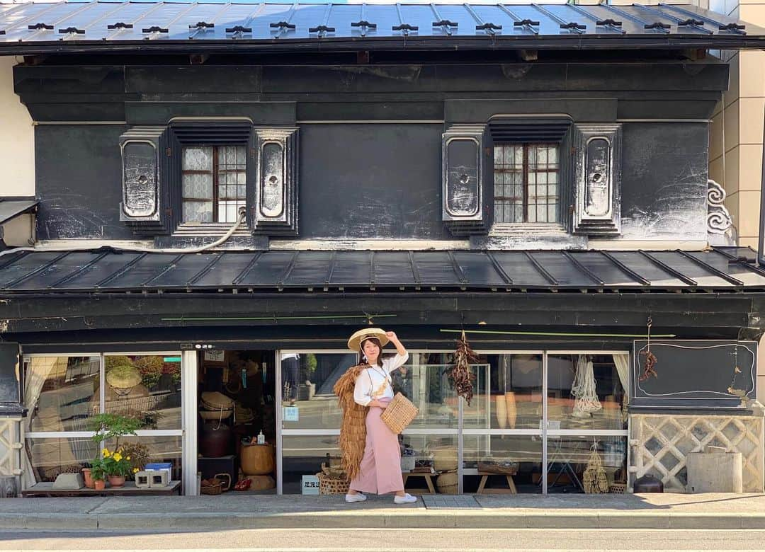 石橋美希さんのインスタグラム写真 - (石橋美希Instagram)「先月のE5いい旅 遠野「まちぶら」での1枚です🌿  当時、雨具として使っていたミノやスゲ傘を 身につけて記念写真を📸  昔ながらの街並みによく映えていませんか😳？ ポスターのような1枚に思わずにんまり☺️  すごいよjapan🇯🇵 すごいよtono🐴  外国人観光客から人気な理由がよくわかりました🙆‍♀️🌟  過去の放送はyoutubeで配信中です👀💓 ぜひチェックしてみてください🍃  #日本 #原風景 #昭和  #岩手 #遠野 #街ブラ #jr #e5系  #めんこいテレビ #アナウンサー #石橋美希」8月9日 14時13分 - miki_ishibashi_mit