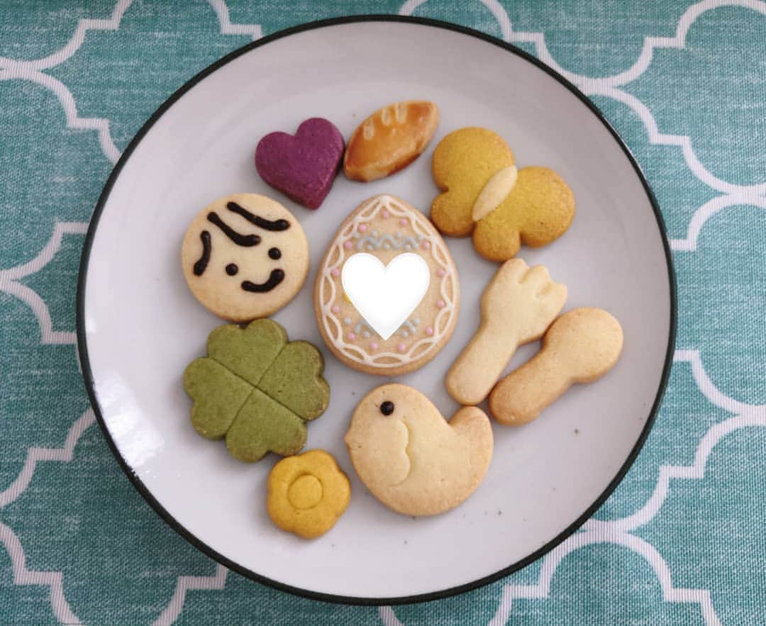 白井珠希のインスタグラム：「* * 母がお祝いにと送ってくれた、アンデルセンのパーソナルクッキー🌟 可愛くて、美味しくて、ギフトにとってもおすすめです💕 * 形あるクッキーにはひとつひとつちゃんと意味があって、娘のことを想いながら、家族でほっとひと息つくことができました😊 缶も可愛い〜！何をしまおうかなぁ〜🌟 * * #アンデルセン #アンデルセンクッキー #パーソナルクッキー #名前入れギフト #出産祝い #andersen #メッセージクッキー #内祝い #クッキー #育児 #おやつ #2020baby #令和2年ベビー #2020_spring_baby部 #缶好き #クッキー缶」