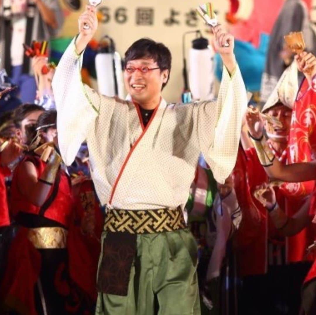 山里亮太のインスタグラム：「去年の今頃 高知のホテルで踊りの練習をしていた。 携帯から流れる[この地へ]と緊張からくる震えを敏感に感じ取ってる鳴子のカタカタという音に包まれながら踊っていた。 窓の外を見ると色鮮やかな衣装を身にまとった踊り子さんたちが見えた。 もの凄い高揚感と共に襲ってくる、自分はとんでも無いことをしようとしてるのでは？？ そう思うとまた鳴子が小刻みにカタカタ震えて鳴っていた。 前夜祭のステージで踊る、ただ好きだからという理由で、あの場所に…カタカタカタカタ、鳴子が鳴るというより泣いてるようにさえ感じた。  僕によさこいを教えてくれる友人と合流、友人も衣装に着替えていて、そのカッコよさに痺れた。 最終チェックをしてもらった、笑顔で「すごいじゃないですか！」と言ってくれた。 カタカタカタカタと、持ってる鳴子が鳴った、これは不安じゃなくてワクワクして力が入った音だった気がする。  いざ、本番、会場に向かう。 カタカタカタカタ、完全に再び不安が、しかし、他のチームの踊りを見る、僕の持ってる鳴子は静かになった。 見入ってしまっていた。  本番、楽しかった！！！ その時の踊りがこのあと、高知で少し流してもらえるらしい、色々な思いで今控え室。  http://www.rkc-kochi.co.jp/freesimple/free_9339129.html  #よさこい祭り2020 #よさこいのない夏に #よさこいのチカラ」