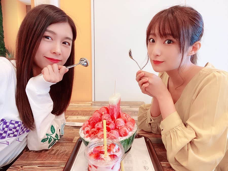 麻衣愛のインスタグラム：「明加と行ったcafeのスイカ🍉また食べたい🤤 暑いと冷たいもの食べたくなるよね〜💗 #新大久保 #カフェ #スイカ #西瓜 #cafe #watermelon #binggo #cafebinggo」