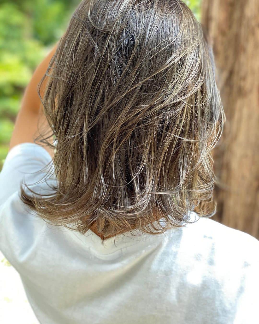 のインスタグラム：「夏のヘアカラーはベース暗めで、ハイライトがお気に入り♥︎ ・ いつもアバウトにお伝えして笑、 @morimotomasayuki が最高の仕上がりにしてくれます🌿🙏🏻 ・ #haircolor #ヘアカラー #labrea #堀江」