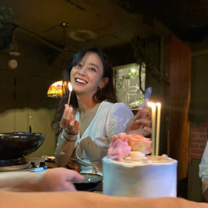 のインスタグラム：「#Bdaygirl👑 감사합니다❤ 고마워요❤ 알랍💋❤」