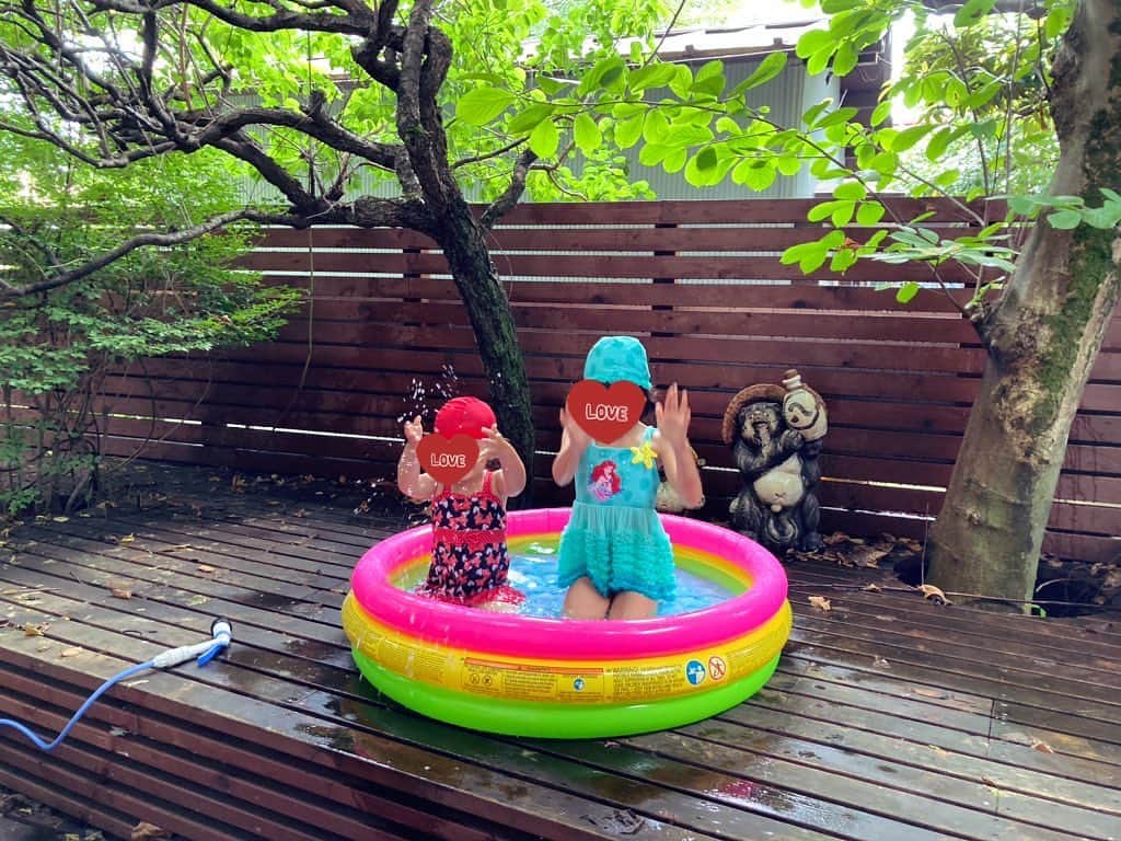 酒井莉加のインスタグラム：「今日は暑いので庭でプール☀️ 虫が多いのでぎゃーぎゃー言って、結果寒い寒いと出て来ちゃった😆 #特別な夏」