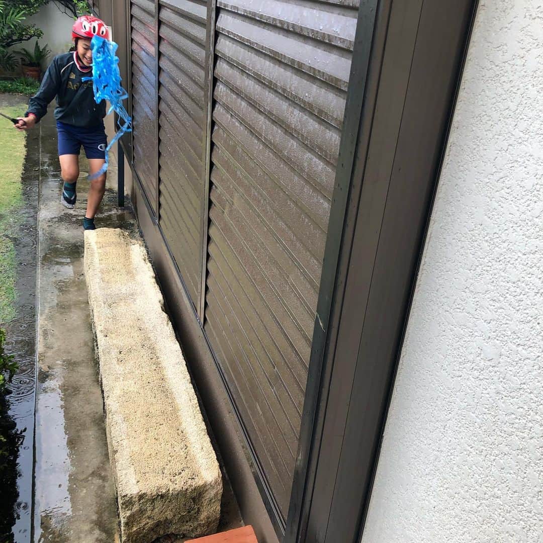 上原彩子さんのインスタグラム写真 - (上原彩子Instagram)「我が家は台風対策完了‼︎﻿ 今日は朝から台風対策を行いました。﻿ 雨戸を閉めたり。﻿ 植木鉢を片付けたり。﻿ ﻿ 後は台風に備えるだけ。﻿ ﻿ 甥っ子は自転車のヘルメットも被って台風対策（笑）  #沖縄 #台風 #台風対策 #甥っ子 #片付け #ヘルメット」8月9日 14時37分 - ayako_uehara.golf