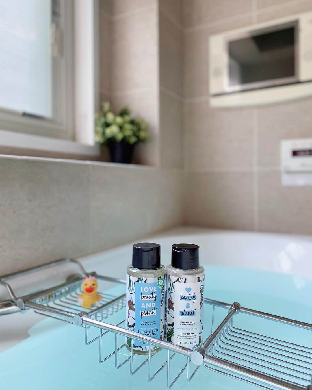 のインスタグラム：「史上最高に好みの香りのシャンプーに出会いました🛁 ・ 甘いココナッツの香りだけじゃなくて、お花の香りもして、南国にいる気分🌴🐚🌈 使用感もお気に入り♥︎ iHerbで見つけて、試しに買ってみたら大当たり🎯❤️ ・ ・ ストーリーにリンク貼りました🙂 #shampoo #lovebeautyandplanet #haircare」
