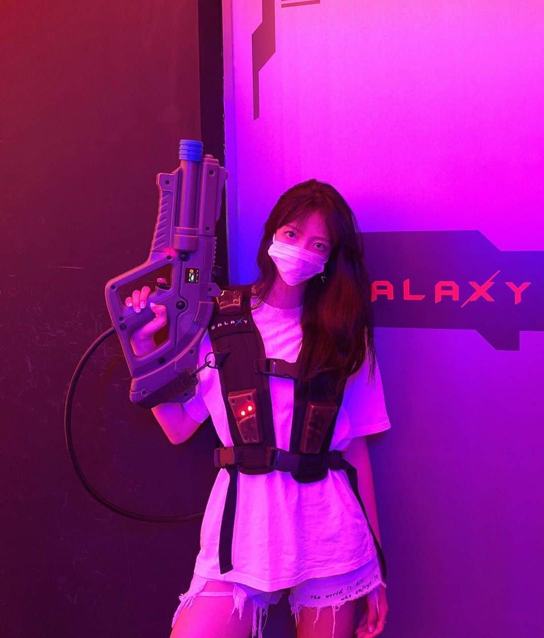 ユジョン のインスタグラム：「✔️볼륨을 낮춰요 백명이 넘는 사람들 속 레이싱 1등한 권스타.... 티셔츠 선물로 받고 나는 3등... 부러워서 내돈내산ㅎ.ㅎ 기념품 처음사봐!!! 그만큼 재밌었당   #레이저태그 #서바이벌 #981파크」
