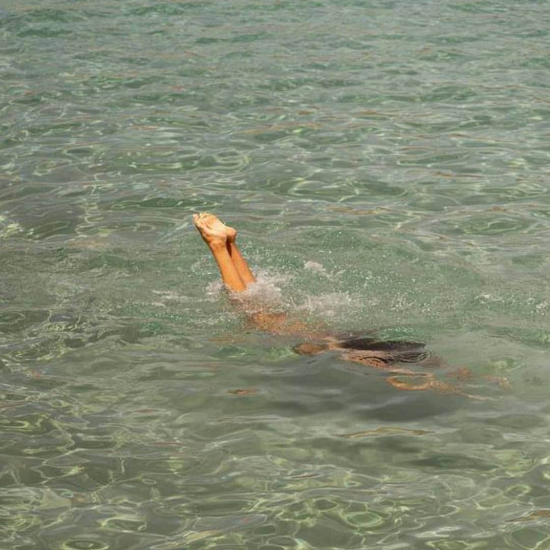 ベンシモンのインスタグラム：「Plonger dans l'été 🌊☀️ Tout le week-end profitez de -10% supplémentaires sur nos produits soldés avec le code SUMMER10 en ligne et dans nos boutiques 🛍  🇬🇧 ​Dive into summer 🌊☀️ ​And to accompany you there, all the weekend enjoy an additional 10% off on our products sold with the code SUMMER10 online and in our shops! 🛍  ​📸  Nous n'avons pas retrouvé l'auteur de cette jolie photo, si vous le connaissez n'hésitez pas à nous envoyer un MP 😊 ​#inspiration #pinterest #summer」