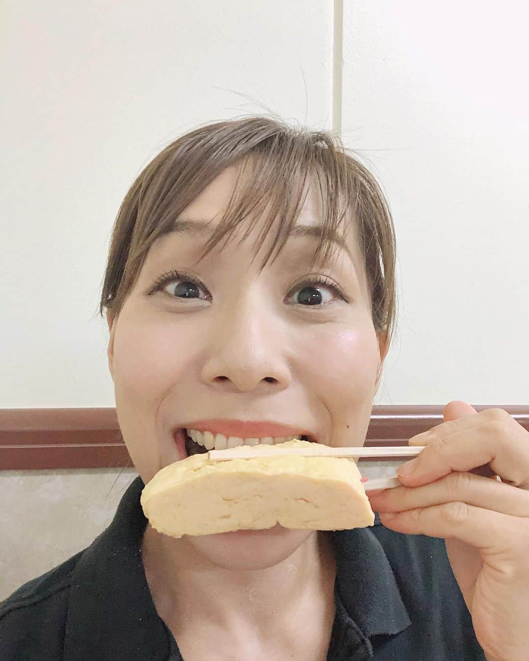 みきママさんのインスタグラム写真 - (みきママInstagram)「【ランチはだし巻き弁当を食べました〜！！】﻿ ﻿ ﻿ ﻿ ﻿ 私、今日8/9、センター北駅の都筑阪急でうちの爆汁餃子を販売しています✨✨✨﻿ ﻿ ﻿ ﻿ ﻿ ﻿ 餃子のイベントは、センター北駅です🙌🙌🙌﻿ ●モザイクモール港北の都筑阪急地下1階﻿ ●開催期間は8/5（水）〜8/11（火）まで﻿ ●営業時間は10時から20時です💁‍♀️﻿ 私、途中休憩に行くことがありますが、最後までいますので、ぜひ遊びに来てください‼️﻿ ﻿ ﻿ ﻿ ﻿ ﻿ ﻿ ﻿ ランチは双樹のだし巻き卵と塩サバです‼️﻿ こちらは都筑阪急で買えます〜❤️❤️❤️﻿ ﻿ ﻿ ﻿ ﻿ ﻿ だし巻き卵が甘くなくて出汁がきいて私好みです😋😋😋だし巻きと塩サバ、最強コンビだな✨✨✨﻿ ﻿ ﻿ ﻿ ﻿ ﻿ ﻿ 19時までいます〜‼️ぜひ来てね〜‼️﻿ ﻿ ﻿ ﻿ ﻿ #みきママ #爆汁肉餃子　#都筑阪急　#センター北　#催事　#」8月9日 15時07分 - mikimama_official