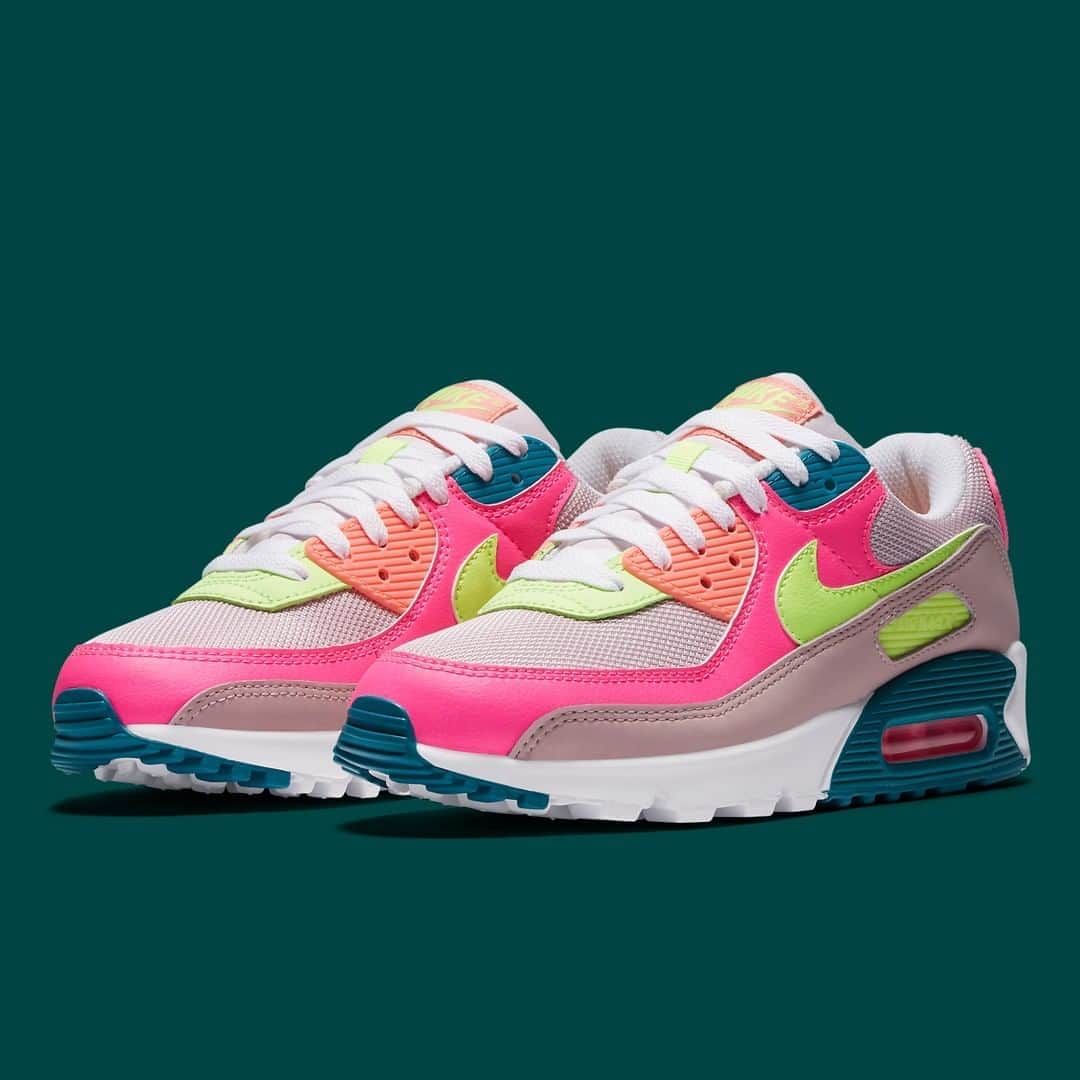 Sneaker Newsさんのインスタグラム写真 - (Sneaker NewsInstagram)「Amidst the reissues of the original "Laser Blue" and "Eggplant" colorway of the Air Max 90, nike still flexes its penchant for vivid colorways with the mix of hot pink, volt, and spruce green. For a closer look at this upcoming drop, hit the link in our bio.」8月9日 15時00分 - sneakernews