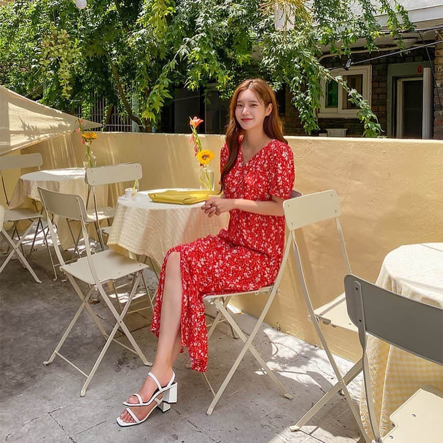 Chuuのインスタグラム：「피부톤 밝아보이는 레드컬러의 원피스❤️」