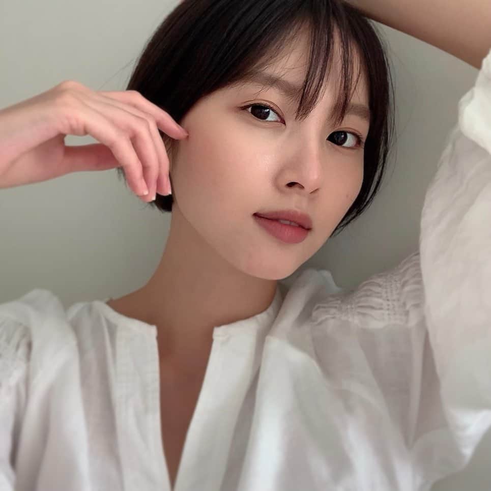 山下永夏のインスタグラム：「皆様へご報告  私、山下永夏は7年間お世話になったプラチナムプロダクションを退所致しました。 事務所の皆様には様々な経験をさせていただき、とても感謝しています。 ありがとうございました。  そして、これまでご縁をいただいたすべての皆様、 いつも応援してくださった皆様、 ほんとうにありがとうございます。  これからは、あらためてゆっくり自分自身をみつめなおし、 また新たに楽しく歩んでいきたいと思います。 🌈」