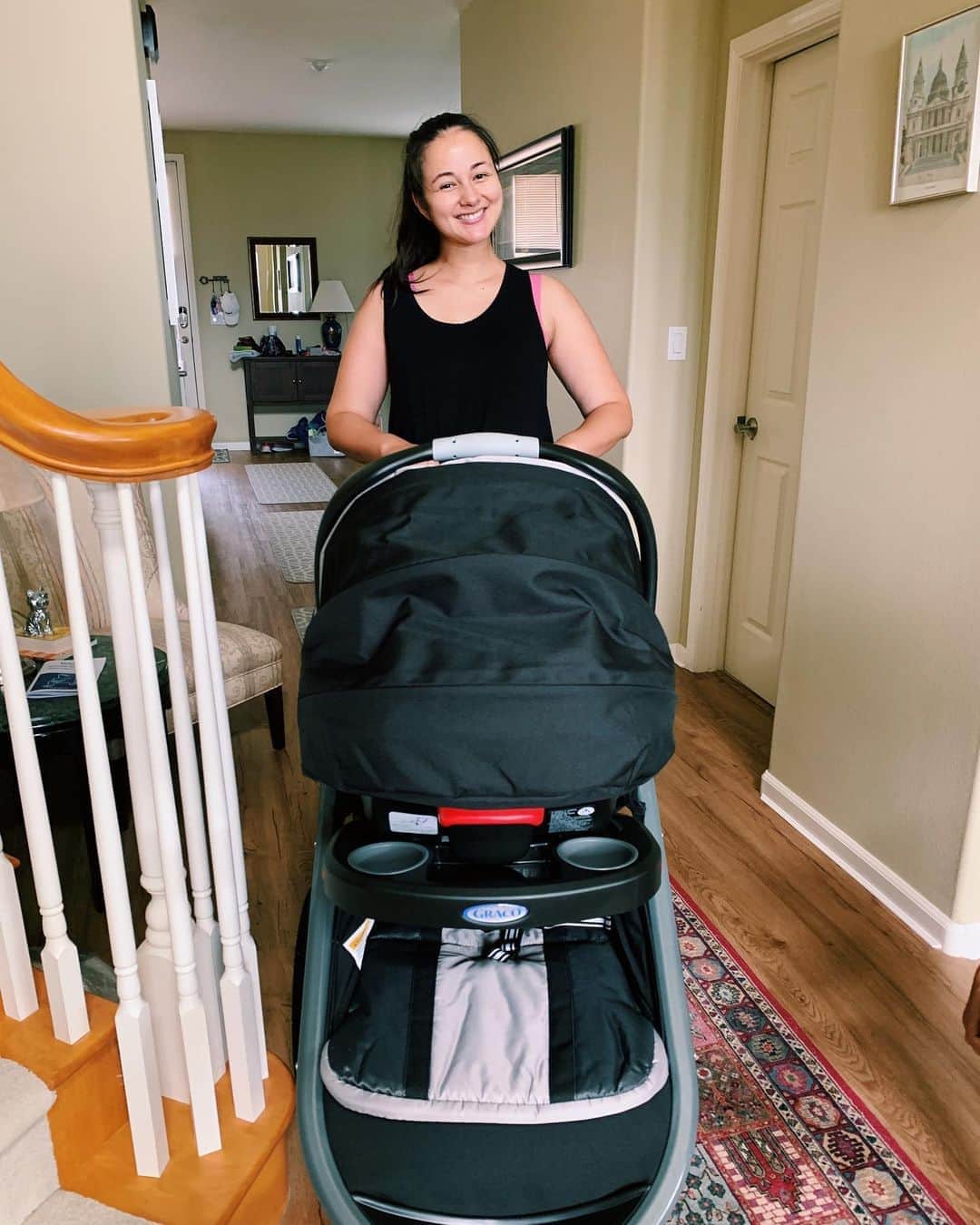 エリナ シルカのインスタグラム：「New jogging stroller alert 🏃‍♀️🚨  新しいランニングバギーきたー！しかもチャイルドシートが簡単に装着できるー！ しかもダブルより軽くてうれしー😆😆😆 詳細は後にブログで！」