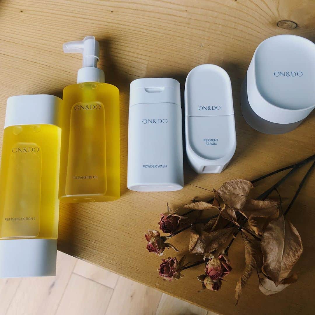 のインスタグラム：「最近スキンケア商品一式ON&DO( @onanddo_official )のものにした🧴🌿  ここ数ヶ月肌についての知識を深めたいなと思っていろんな商品を試していたところ出会ったのがON&DO  温肌をビューティコンセプトとしたこのブランドを通して、 美肌になるためには「温肌」(…肌と体と心のベストバランスを保った状態のこと)が大切ってことを知った💡  五島列島で育った椿から生まれた独自の美容発酵液「温酵母」が配合されているだけあって、肌への浸透度がすごくて使った後はかなり潤いを感じる💆🏼‍♀️  スキンケア商品に気をつけることはもちろん、 食べるものに気をつけて体のうちから綺麗にすること、 心にストレスをかけすぎないためにもすきなことに触れて生活すること にも気をつけて肌のレベル上げよ🤦🏻‍♀️  #ONandDO#バイタルスキン#スキンケア#pr  8/5より大阪・阪急うめだに旗艦店を出店予定みたいです」