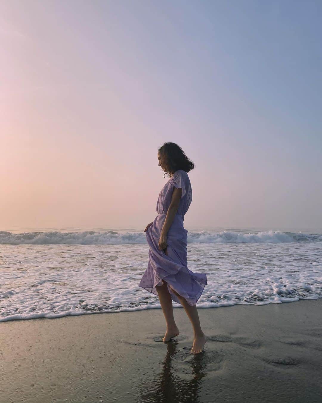 のインスタグラム：「朝5時のビーチ🏖 誰もいない🌿 早起きしたご褒美みたいにピンクの世界が優しく包み込んでくれたよ☺️ 空と海にハグされているみたい🌎〰 こんな優しい絵が描けたらいいなあ。  #宮崎#南国#miyazaki#myzklife #myzk #インスタ旅行#国内旅行#japantrip#海#旅行記 #旅行写真 #日本旅行 #朝日#海#beach#ビーチ#旅行#田舎暮らし #南国暮らし#japantravelphoto#日の出#ZARA#zaraワンピース#カーリーヘア」