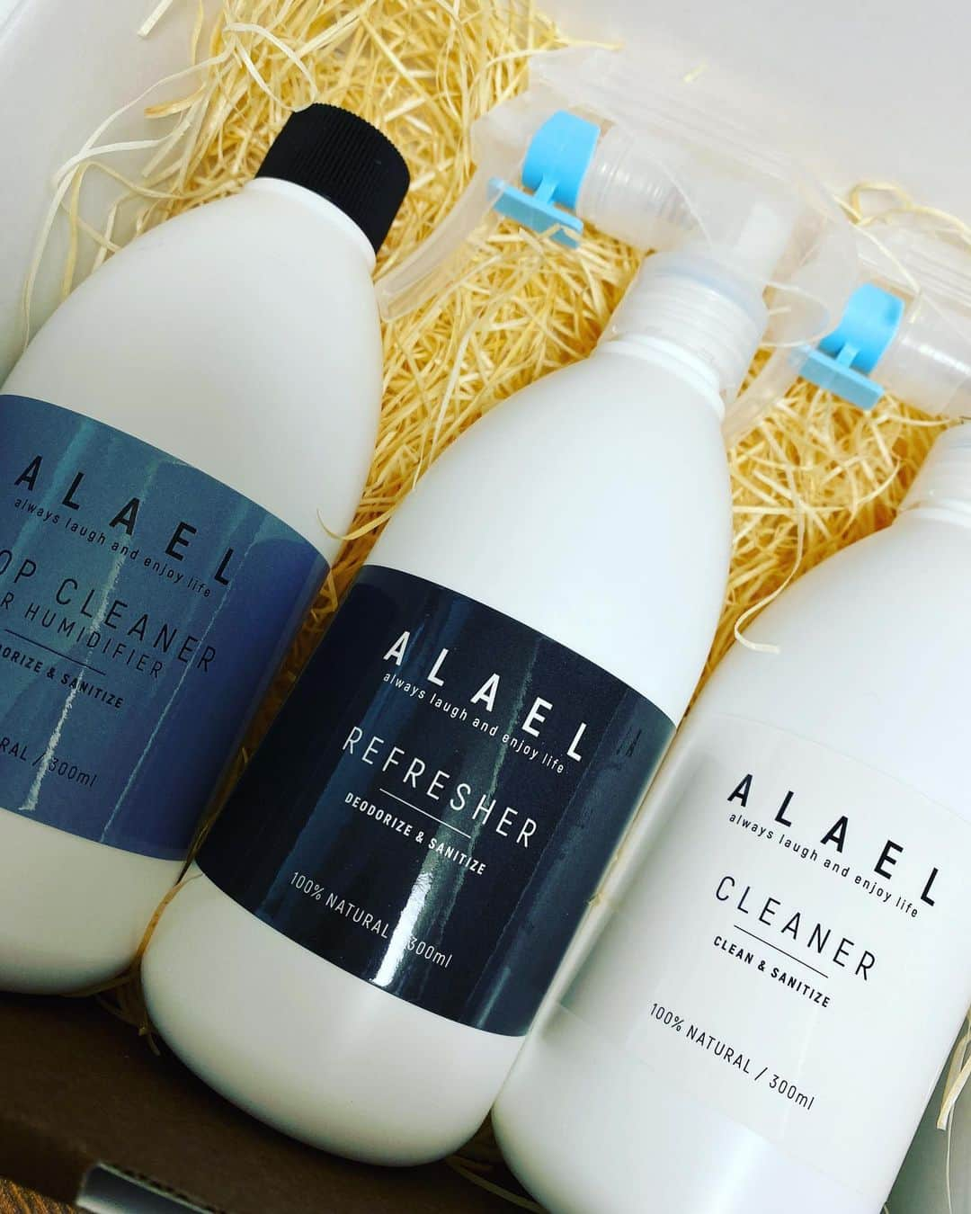 大林健二のインスタグラム：「ええのん届きました。 「ALAEL」 まだまだ除菌除菌の日々ですし、除菌のこうゆう類のやつが無くなった人は是非。 ネットでスパッと買えるので、検索してご購入をー🙆‍♂️🙆‍♂️ #ALAEL」