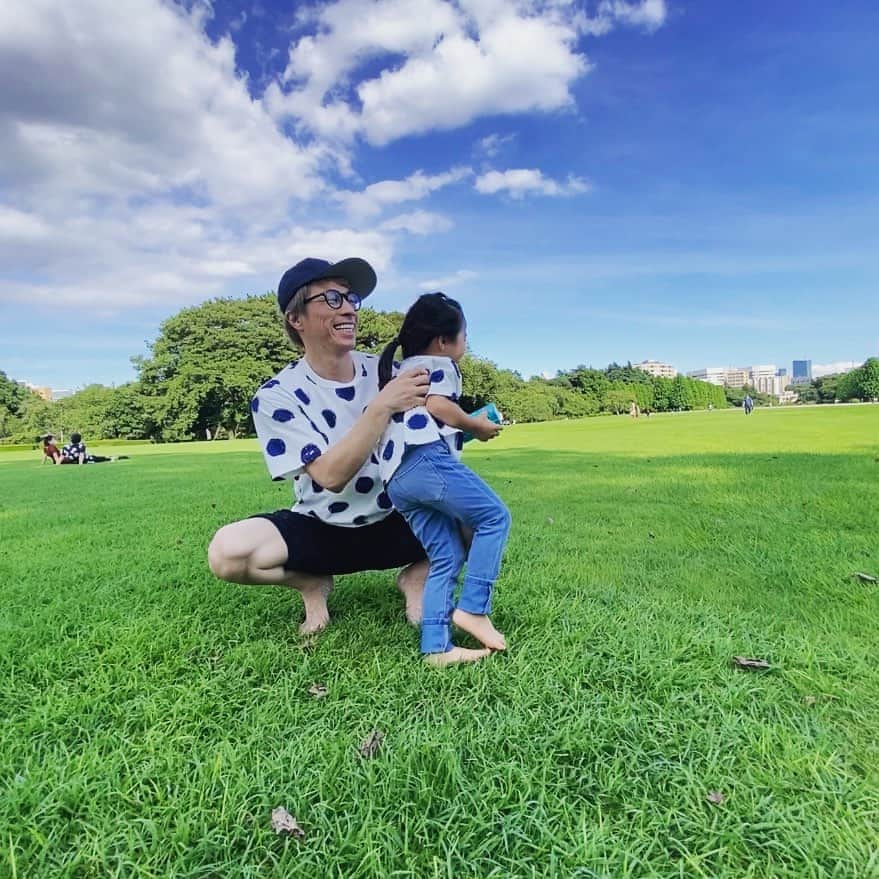 田村淳のインスタグラム：「家族でよく遊びに行く公園です。 人との距離をしっかり取れて 思いっきり遊べる新宿御苑オススメです。 ただし、暑いので水分補給しっかりと！  裸足になるの気持ちいい^_^  #新宿御苑」
