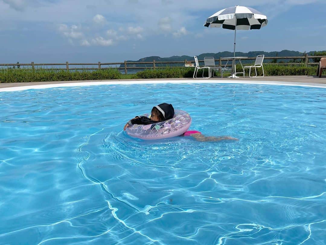 福長優のインスタグラム：「👙👙👙 川でたくさん遊んだ後も 👦🏽｛プールに入りたいっ！  子供の体力ってほんと無限🌍 もぅ頑張るしかないよね👵🏼  そして、 娘はスーパー人見知り＆ママっ子のくせにプールの時はグイグイいくタイプでした👧🏽  #なつやすみ」