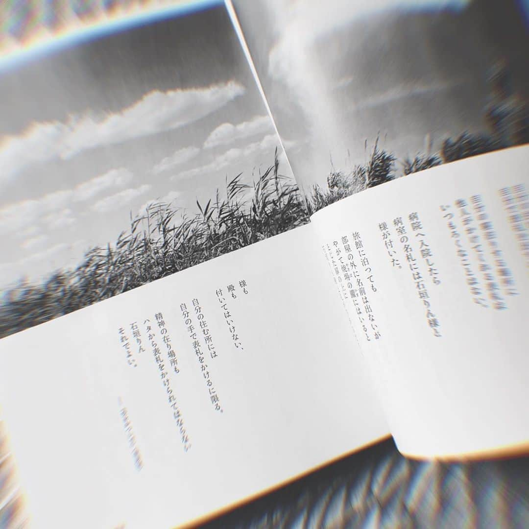 徳永有美さんのインスタグラム写真 - (徳永有美Instagram)「母の代から私まで、今もずっと愛読書。「暮しの手帖」 ほっこりするような安心感があって若い頃から愉しみに読んでいました。10年ほど前だったかの「台所は家族の心臓です」という言葉は、今も私が家事をする時に頭の片隅にある大切な言葉です。 最近は時代のせいなのか私の年齢のせいなのか、胸にくる言葉や読み物が多い。読んでいて微動だにできなくなるような。 斉藤陽道さんのエッセイも相変わらず素敵です。  #暮しの手帖  #レシピもいつも参考に」8月9日 15時39分 - yumi_tokunaga.official