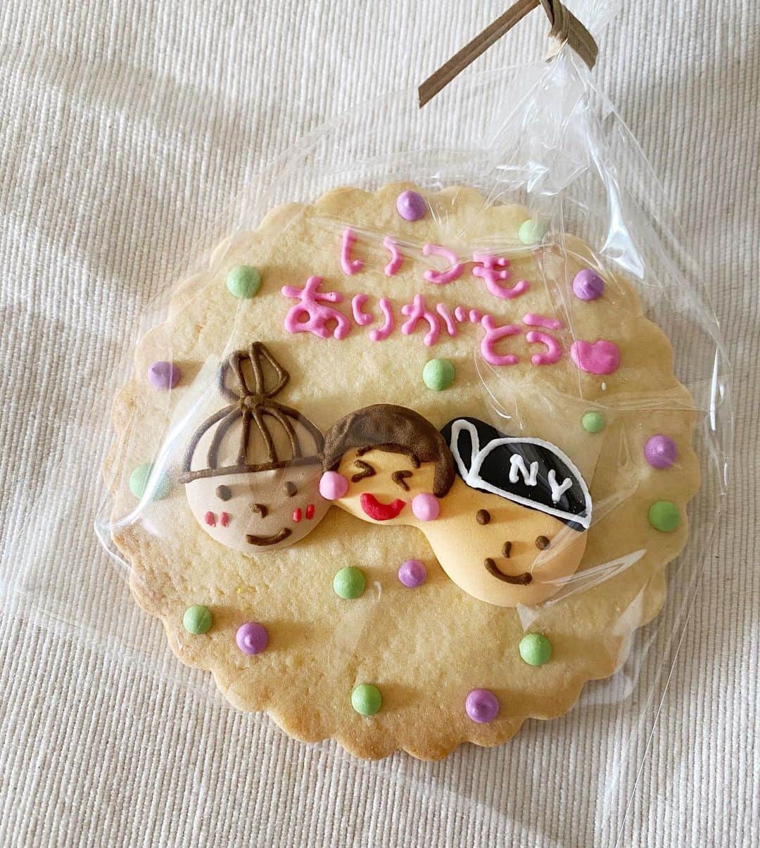 クロさんのインスタグラム写真 - (クロInstagram)「タニちゃん2歳のお誕生日ケーキは﻿ ﻿ 「アンパンマン」のアイシングクッキーを﻿ ケーキの上に乗せました🎂✨✨﻿ ﻿ タニちゃんの好きなキャラクター7体！！！﻿ とプチギフト的に帰りにみんなに配るクッキーもお願いしました♩🤲🏽﻿ ﻿ special thanks @55denji  高円寺にあるあいのり2のでんじのお店にお願いしたよ！！﻿ アイシングクッキー教室もしているので、今度行ってみたい〜♩☺️🙏🏽🙏🏽🙏🏽﻿ ﻿ #2歳お誕生日 #誕生日ケーキ #2歳ケーキ ＃アンパンマン #東京 #可愛い #ありがとう #空 #ファッション #コーデ #大好き #tokyo #コーデ #baby #女の子ママ #ママリ#ベビフル #コドモノ #赤ちゃんのいる生活 #mamagirl #ママカメラ #おやこーで #リンクコーデcordinate #親バカ部 #あいのり #ちびクロコーデ #ちびクロdiary」8月9日 16時00分 - kuro_risa