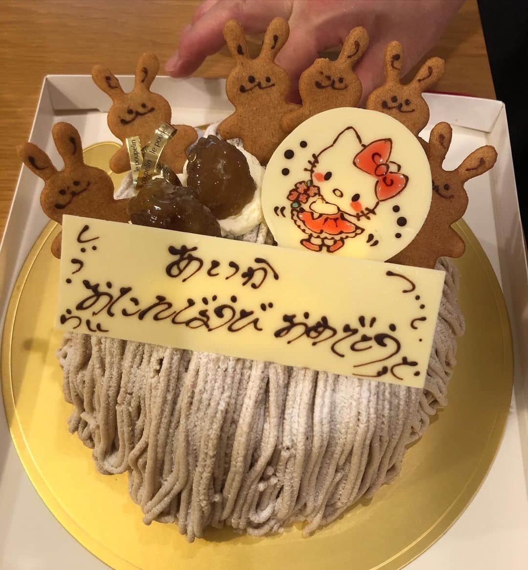 安藤あいかのインスタグラム：「実家で祝ってもらったやつー！ いつものモンブラン✨いつものちらし寿司✨三つ葉好きだからって入れ過ぎ☘ケーキの取り分けが下手なんじゃなくて、こんなに柔らかいの🎂  #36歳」