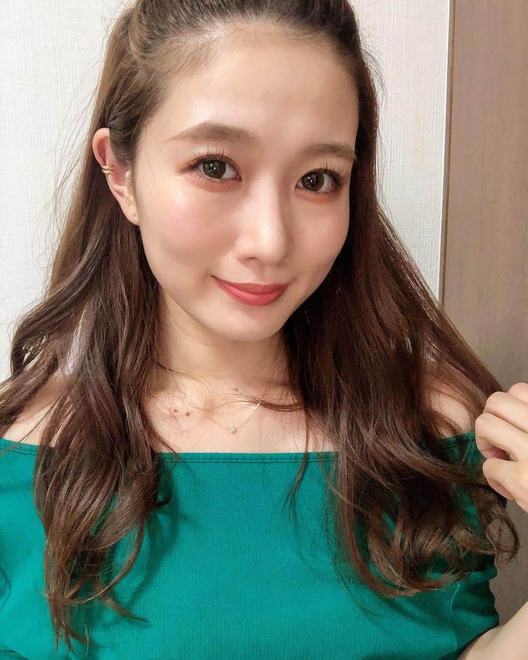 水越愛華さんのインスタグラム写真 - (水越愛華Instagram)「𝐏𝐞𝐫𝐬𝐨𝐧𝐚𝐥 𝐜𝐨𝐥𝐨𝐫 𝐜𝐡𝐞𝐜𝐤 ✔︎  ずっと行きたかった パーソナルカラー診断にいってきたよ✌︎💖 自分でずっとイエベ秋だと 思ってたんだけど診断結果は、  1st  Spring 🌸 2nd  Autumn 🍂  でした！！！😳 やっぱりイエベちゃんだったけど 春だとは思わなかった😳  春って知ってから アイシャドウとかもちょっと 変えてみた💖 メイクが楽しい〜！  #パーソナルカラー診断 #イエベ春#イエベちゃん  (ごりごり家での自撮りですまん)」8月9日 15時55分 - iamemika21