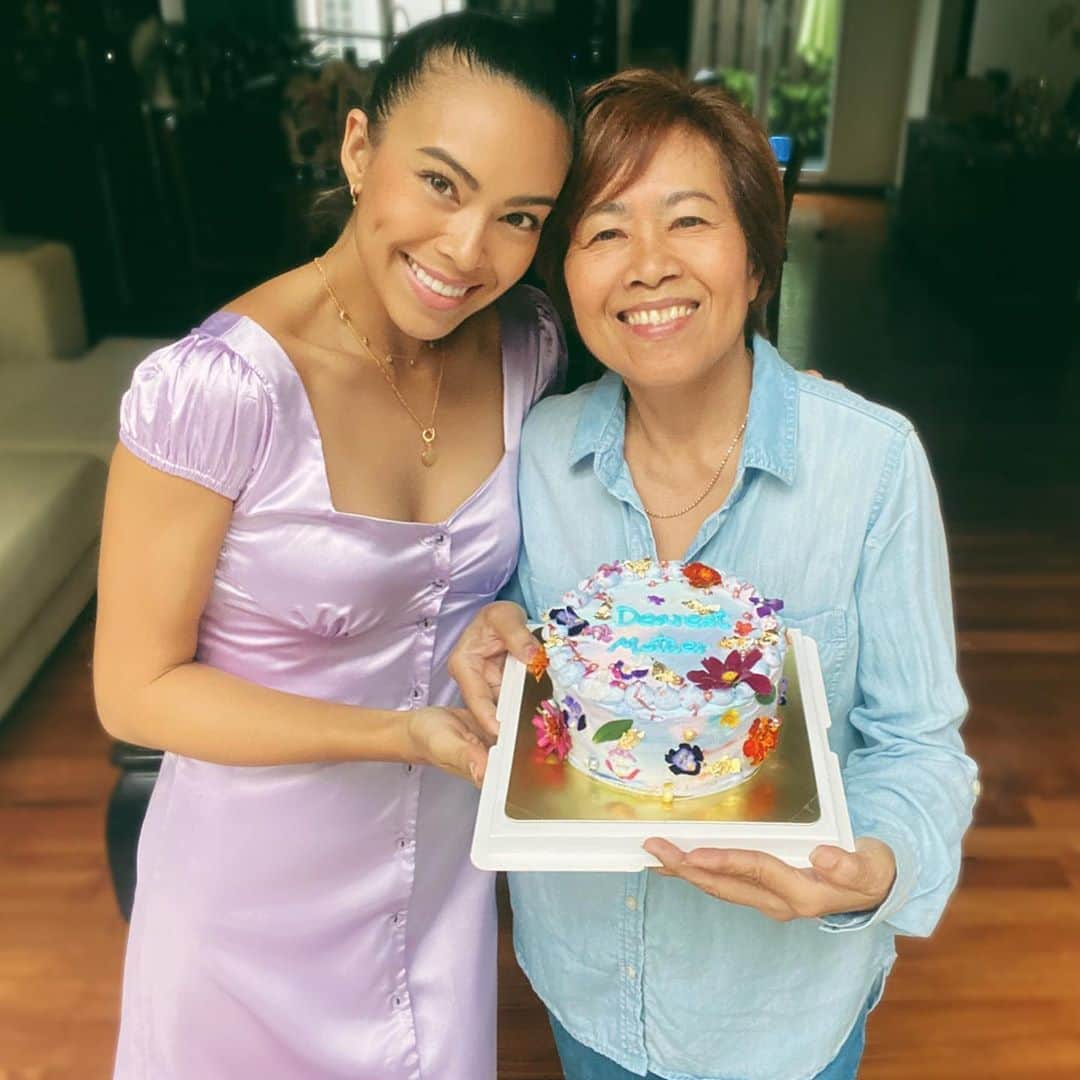 タヤ・ロジャースさんのインスタグラム写真 - (タヤ・ロジャースInstagram)「The Mother’s Day celebration continues with this beautiful young coconut creme cake from @therollingpinn 🥥🎂🌸🌼 Can’t resist spoiling #MamaStarling 🥰」8月9日 16時09分 - tayastarling