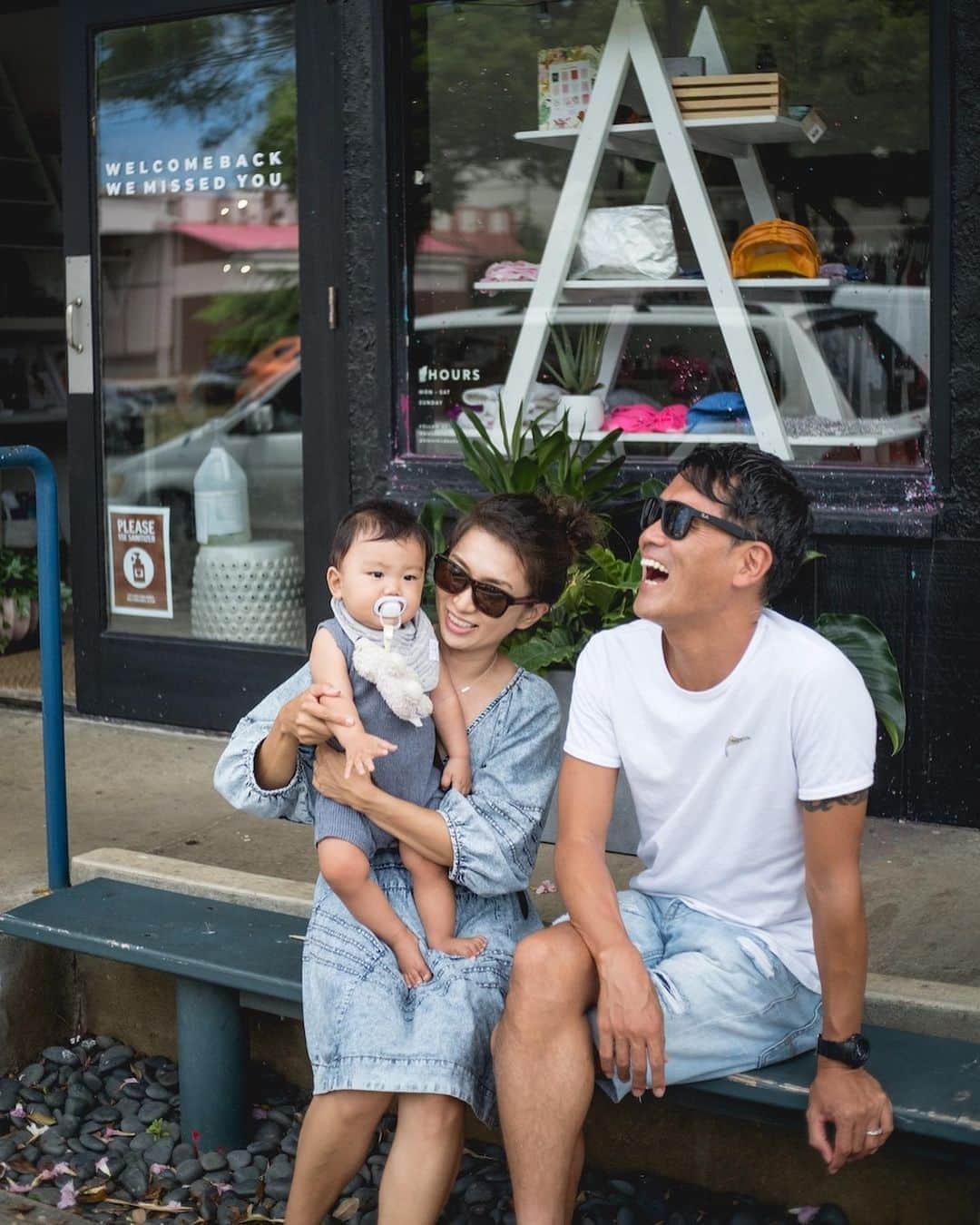 間瀬ゆきのインスタグラム：「大好きなカイルアの街🌈 かわいいお店がいっぱいだから歩いてるだけで楽しい😘  特に好きなのは @guavashop  @olive_boutique & @oliverhawaii  @oliveandoliverhawaii  @bikinibird   ご飯食べるなら 王道の @bootsnkimos でパンケーキ&オムレツか、 @naluhealthbar のアサイーやサラダか、  あとはこないだ初めて行った @overeasyhi も昔ながらのハワイ！ って感じで好きだった❤  でも、知らないお店とか行ったことないところが まだまだたくさんなので もっともっと開拓したいな💙  そして、カイルアと言えば @kailuabicycle 🚲  もうちょっと息子が大きくなったら カイルアの街を自転車で散策したい✨  あー、書いてたら カイルア行きたくなってきた👻  #ハワイ子育て #ハワイ育児 #ハワイ出産 #ハワイ移住 #子連れハワイ #生後11ヶ月 #2019年8月生まれ #8月生まれ #男の子ママ #新米ママ #新米ママと繋がりたい #育児記録 #産後ダイエット #baby #babyboy #hawaii #ハワイ #hawaiilife #luckywelivehawaii #maseyukihawaii #ハワイ旅行 #子連れハワイ #kailua #kailuatown #カイルア」