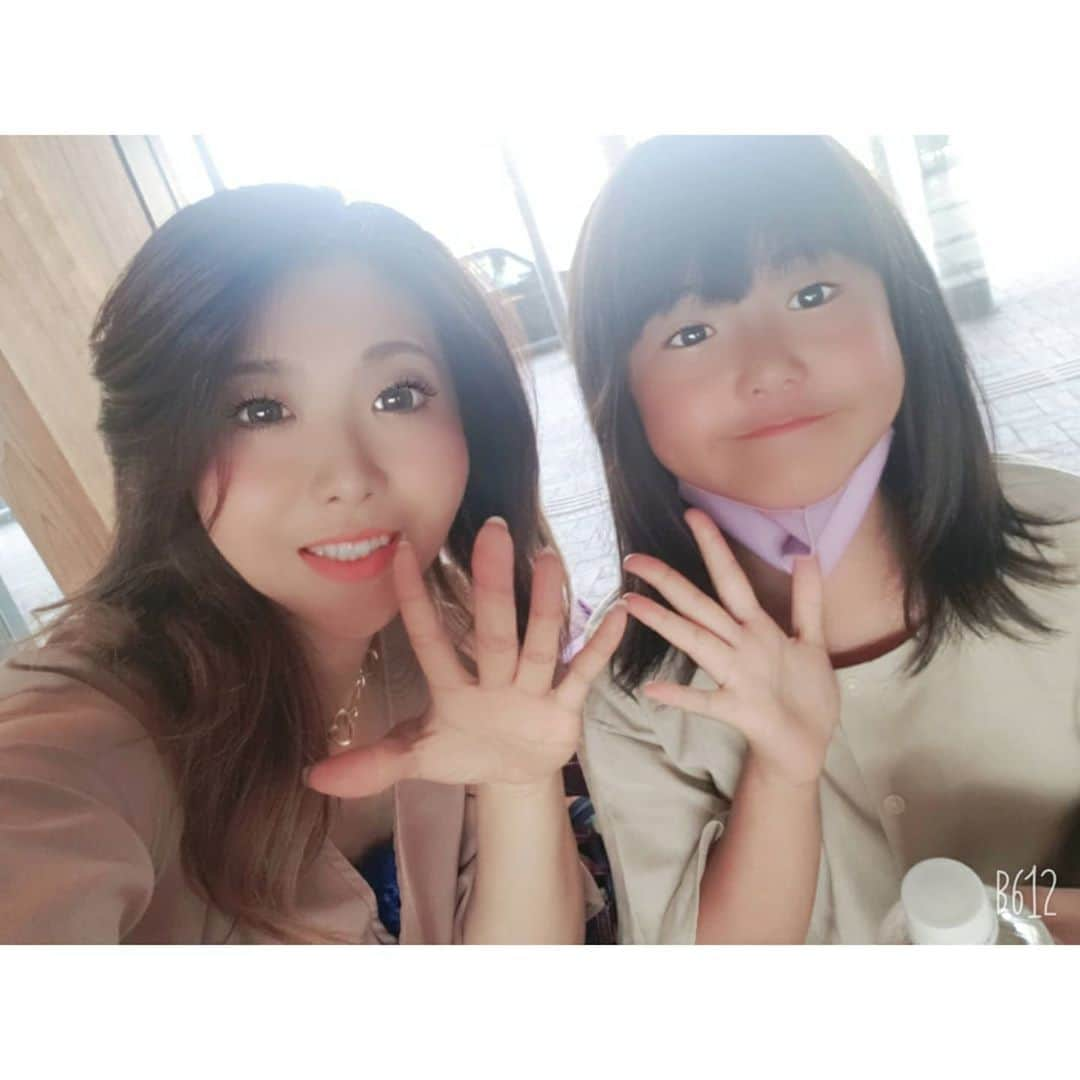 中村まきさんのインスタグラム写真 - (中村まきInstagram)「【手から分かる不調がある】私の大好きな手のひらセラピーの先生みかさん @mika_yururiya_kumamoto ❤️  以前、手のひらセラピーを受けたときに一発で不調を当てられました。 【健康って手に出る】のよ😂😂😂  ＊生まれつき胃が弱い ＊腰の痛みがある ＊卵巣周りの冷え ＊首、肩こり ＊リンパの流れ  これを手をみただけで分かってくださって。 私の知らない不調まで教えてくれた。  手のひらセラピーといっても、この不調に対して反射区というツボをおして、ダイレクトにこの不調にアプローチするんだけど。 これが悪いところは押しただけで激痛なの！！！😂😂😂  でも、これ押してしっかりケアしたあとは痛くなくなるのね💦 体質を変えるために、しっかりケアしてくことでどんどん改善されていくよ！  今月健康紙『安心』にみかさん @mika_yururiya_kumamoto のセラピーの先生になるまでの体験談が出てるんだけど、なおさらこのケアはたくさんの方に知ってもらいたいと改めて思った！  うちの娘もね、夏休み前に視力検査で引っ掛かりましたが、みかさんに目の反射区を教えてもらってケアして、病院へ行ったところ、異常なし！の診断を頂きました！！  自分で娘に、手のひらセラピーさせてた😂😂😂 子供でもできるのもまた良い！  なんだかんだ、子供だって#携帯 みてたり#ipad や#ゲーム 使うから、#ママ 達にとってはほんと目は心配なところです。  お家でできるケアがたくさんつまってるから、ぜひみかさん覗いてみてね。 今、キャンペーンされてるからお安く受けられるよ！ 後でまた、みかさんの情報についてアップします！  手のひらセラピーみかさん → @mika_yururiya_kumamoto   ＝＝＝＝＝＝＝＝＝＝ . ■ご相談・公式LINE＞ プロフィール @buchimaki_1121 からお気軽に。 ． ――――――――――――﻿ ． 『経営コンサルプロデュース』２期生始動※ ． #起業家 #フリーランス #自営業 #中小企業 を対象とした ブランド価値を高めて広告費をかけず、 顧客獲得を目指す経営コンサルプロデュースを８月よりstartします。﻿ ﻿ 売上をとことん上げたい、経営者様と本気で取り組ませていただきます。 ﻿ ※詳細は @buchimaki_1121 プロフィールURL→『経営コンサルプロデュース』をクリック！ ﻿． ――――――――――――﻿ ﻿． #集客#経営戦略#ブランディング#宮崎#起業コンサル#セルフケア #ツボ#売り上げアップ#福岡#サロン集客#不調 #手のひら#経営者#マーケティング#集客アプリ#コロナ#地方#美容室#痩身サロン#美容サロン#戦略#Instagram」8月9日 16時12分 - buchimaki_1121