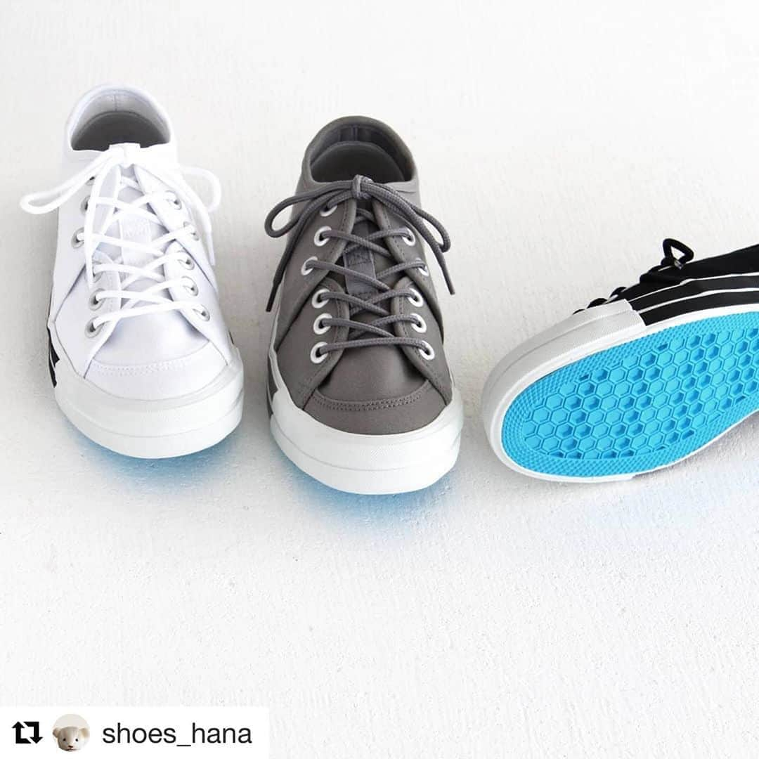 アールエフダブリューさんのインスタグラム写真 - (アールエフダブリューInstagram)「#Repost @shoes_hana with @get_repost ・・・ * RFW(アールエフダブリュー)の看板モデルであるSANDWICH-LO STANDARD(サンドウィッチロー スタンダード)です。  再入荷しました。  RFW #キャンバススニーカー  SANDWICH-LO STANDARD color：black、grey、white ¥11,000＋tax  SANDWICH-LOは私も愛用しております！ アッパーの二枚の羽根が、まさに足を“サンドウィッチ”🤭。 足の甲をすっぽりと覆ってくれ、さらに靴紐で自分好みのホールド感に調整が可能です。  私は靴紐をぎゅっときつめに締めて履くのが好きなので。 そこが一番お気に入りです(^ー^)。  * * * ▷商品詳細は写真内のタグをタップしていただくとご覧いただけます。  プロフィール画面の「ショップ」ボタンからも商品詳細ページがご覧いただけます。➡@shoes_hana  商品やサイズ感について等々、ご不明な点はお気軽にお問い合わせくださいね。 お問い合わせはこちらから↓ mail : info@shoes-hana.com tel : 086-222-0636 インスタのDMからでもOKです。  取り扱いブランド #chausser #dansko #fsny #karhu  #maccheronian #mukava #palanco #plusbychausser #reproductionoffound #rfw #spacecraft #springcourt #travelshoesbychausser #bonnemaison  and more…   #shoesgalleryhana #シューズギャラリーハナ #靴屋 #シューズセレクトショップ #表町商店街 #靴 #shoes #革靴 #革靴女子 #アールエフダブリュー #スニーカー #ローテクスニーカー #ローカットスニーカー」8月9日 16時19分 - rfwtokyo