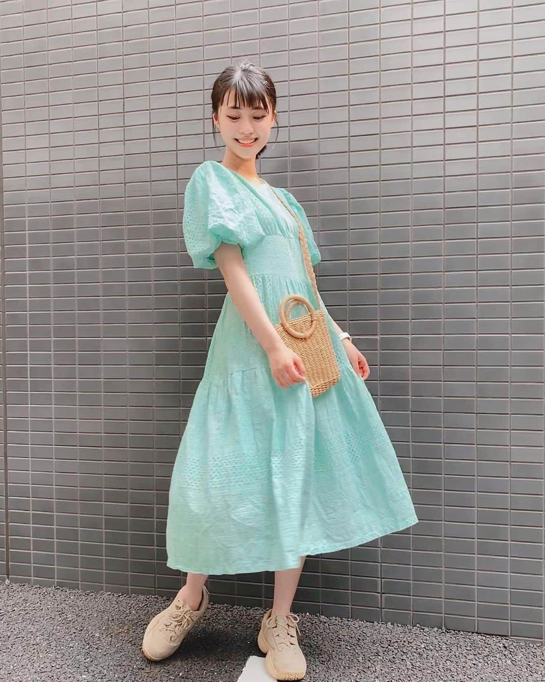 多田成美のインスタグラム：「夏らしい色のワンピース🍧 急に暑くなってきましたね！ 皆さん体調に気をつけて下さい😄  そして今日はアイスクリームを食べました！ 皆さんはアイスとかき氷どっち派ですか？🤍  @17kg_official  さん #🍦 #🍧」