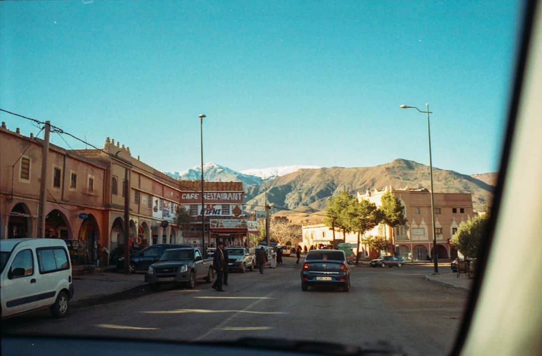 のインスタグラム：「Road trip in Morocco   #35mm  #film #roadtrip  #analog  #filmphotography #35mmfilm  #travel #documentary  #leica  #leicaphotography  #旅 #いつかまた世界で」