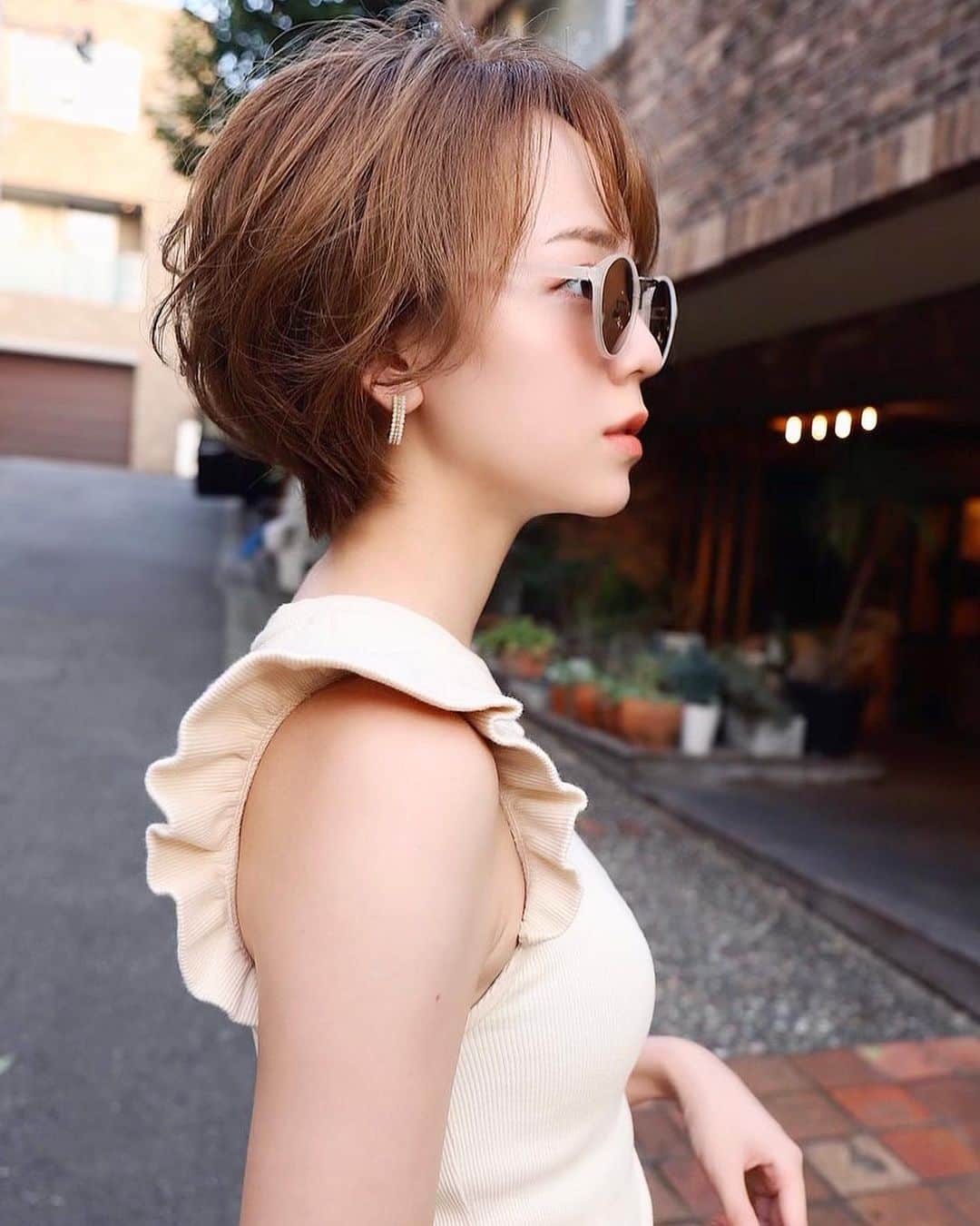 のインスタグラム：「2年ぶりくらいにバッサリショートカットにしました✂︎ 成人式終わってすぐにショートにして、その時以来にばっさり！  この写真ストーリーに載せたら 原画くださいってDM沢山いただいたので載せておきます💓  今回のカットは久しぶりに @saito_jyunya さんにお願いしました😍  色は染めてなくてボブの時のまま☺️  私はトップ長めのショートにしてください！とアバウトなオーダーしかしてなくてあとはお任せしますって言ったんだけど、バッチリ頭の形に合ったカットラインにしていただきました😭  さすがとしか言いようがない🥺✨  ショートって襟足のところが首にちゃんと沿うかとか、横から見たときの髪の膨らみとか細かいシルエットで本当に頭の形や大きさ違って見えるので、大事です🌼  私は顔的に曲線多めなので、ショートもスッキリシルエットよりは丸みのある女性らしいショートの方が似合うはずなので  今回のカットは本当にバッチリ中のバッチリなのです😭切ってよかった💓  そしてこの日のアレンジがとっても可愛かったんだけど自分ではうまくできない、、😂　ショートはストレートアイロンで巻いた方が柔らかく綺麗にアレンジできるみたいなんだけど、それが中々出来ない🥺  ショートのセットは1番難しい！頑張って練習しよ🙆‍♀️笑  #ショートヘア #ショートカット#丸みショート #ショート#ショート女子 #ショートカット女子 #ショートカットアレンジ」