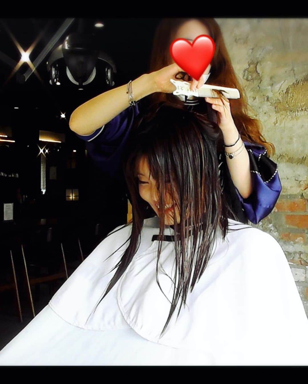 とぎもちさんのインスタグラム写真 - (とぎもちInstagram)「.﻿ 【韓国の美容院】﻿ ﻿ 韓国の美容院ジュノヘアで﻿ 髪ばっさり切りました！﻿ ﻿ こんな短いの中学生ぶり。﻿ ﻿ ジャンプーもドライヤーもすっごく楽😂💓﻿ 切ってよかった~﻿ ﻿ でも毎日朝の寝癖がすごい(笑)﻿ ﻿ YouTubeで韓国美容院行った動画出してます♪﻿ .﻿ #ジュノヘア #ミディアムヘア  #ミディアムボブ #韓国 #ソウル #韓国美容院 #美容院 #준오헤어 #미용실  #먹스타그램 #토기모치 #とぎもちkorea #とぎもち美容院」8月9日 16時35分 - togistagram