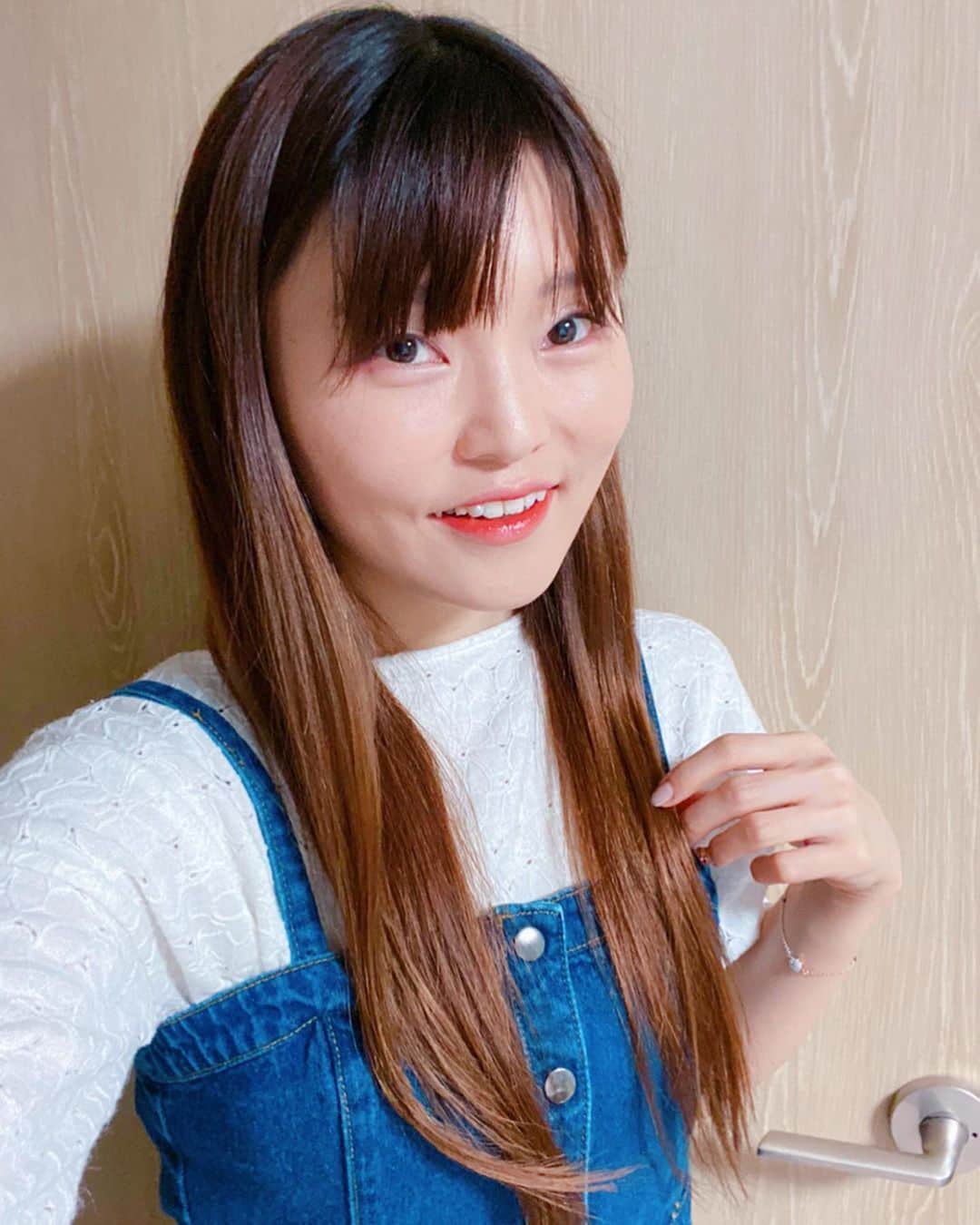 とぎもちさんのインスタグラム写真 - (とぎもちInstagram)「.﻿ 【韓国の美容院】﻿ ﻿ 韓国の美容院ジュノヘアで﻿ 髪ばっさり切りました！﻿ ﻿ こんな短いの中学生ぶり。﻿ ﻿ ジャンプーもドライヤーもすっごく楽😂💓﻿ 切ってよかった~﻿ ﻿ でも毎日朝の寝癖がすごい(笑)﻿ ﻿ YouTubeで韓国美容院行った動画出してます♪﻿ .﻿ #ジュノヘア #ミディアムヘア  #ミディアムボブ #韓国 #ソウル #韓国美容院 #美容院 #준오헤어 #미용실  #먹스타그램 #토기모치 #とぎもちkorea #とぎもち美容院」8月9日 16時35分 - togistagram