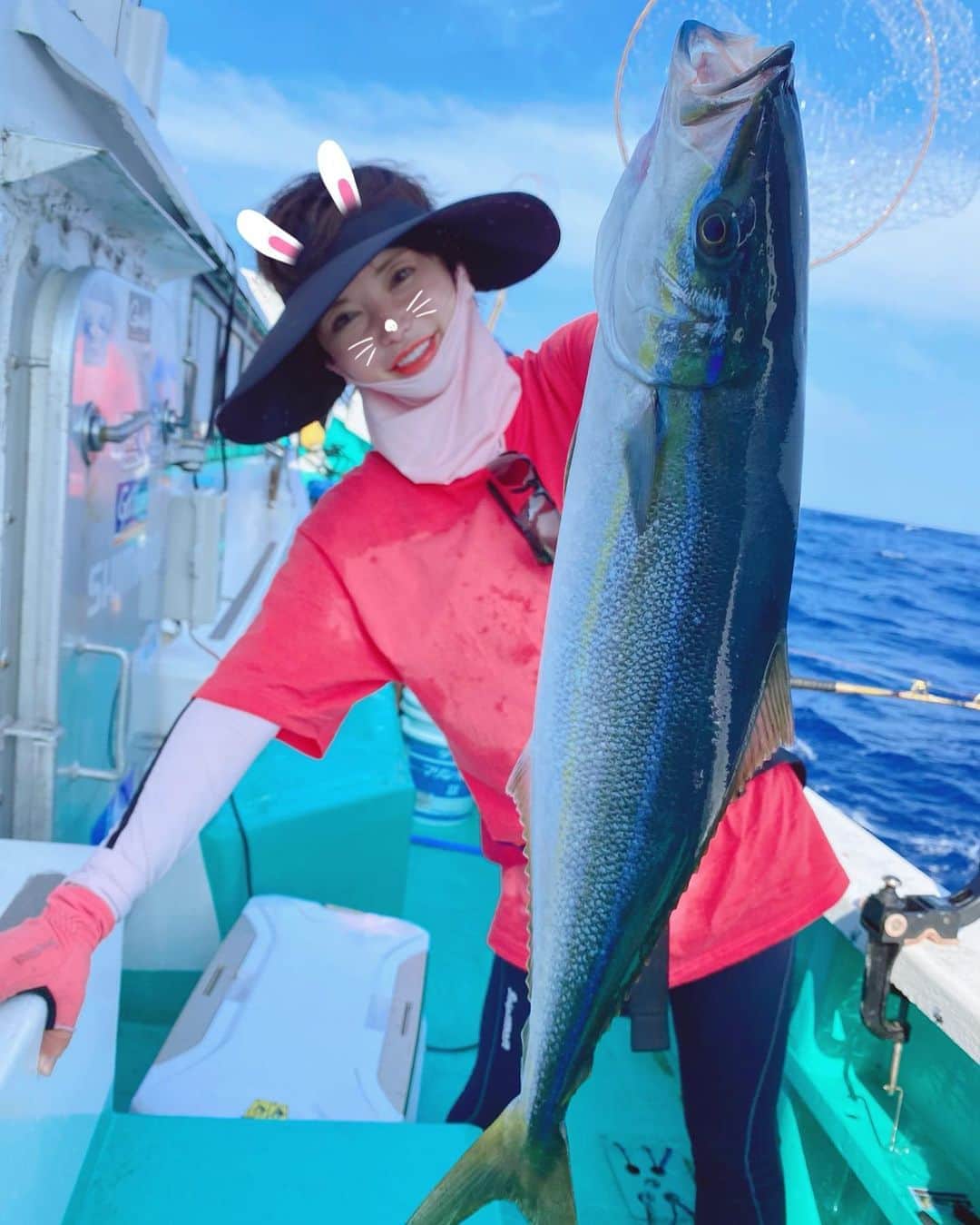里美ゆりあのインスタグラム：「ツムブリGET*´｀*  下田までキーズくんに会いにムロアジ泳がせ遠征釣りに行ってきたよ(^^) カンパチは今回も残念ながら釣れなかったけど(下手っぴ😭) くじけたけど泣きそうになったけど 来週の八丈島で色々釣ってこよっと(｀・ω・´)ｷﾘｯ  YouTube撮影のせいじろうくんも ありがとう😊ご苦労さまでした！！」