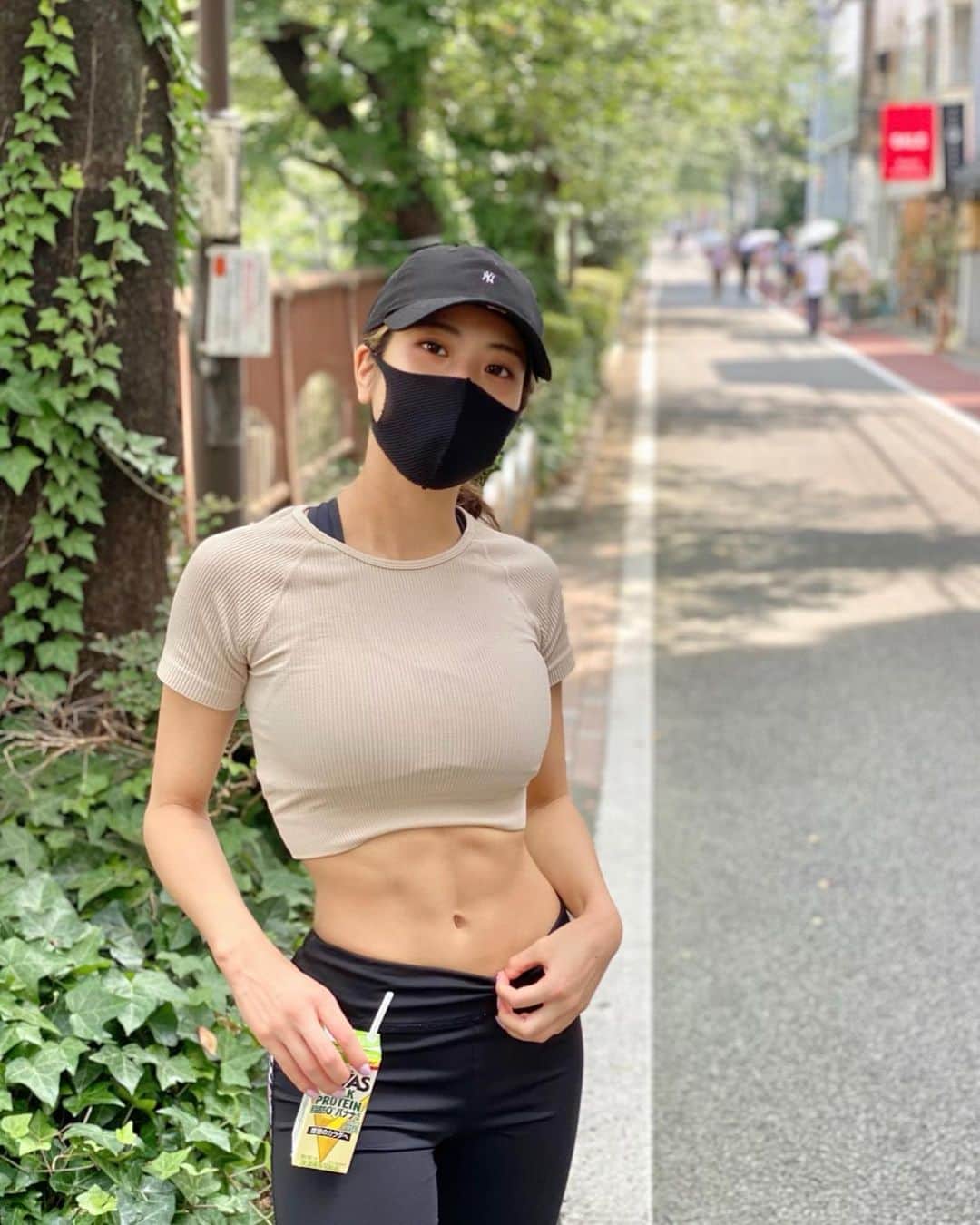 MelonHarunaさんのインスタグラム写真 - (MelonHarunaInstagram)「🗽 ・ ・ 好評の豹柄ハート🐆❤︎レギンスだよ❤️ 家トレのときは色んな腹筋してたけど ジムトレに戻ってからは、コレや❗️って いうのを発見してからもぅ これしかしてない✌️(⏩4枚目　10回❌3セット)  このベンチ、重たすぎて 一人では高さ変えれないから 前の人の高さでやってる🤣❗️  昨日は急すぎて地獄だった🤫  皆さんお盆休みいかがお過ごしですか💗？  #筋トレ#筋トレ女子#トレーニング#美尻#美ボディ#くびれ#腹筋女子#ボディメイク#bodymake#ダイエット#diet#workout#body#ヨガ#フィットネス#メリハリボディ#エニタイム#ゴールドジム#ジム女子#ジムトレ#トレーニング動画#腹筋トレーニング#トレーニングウェア#お尻#プリケツ#fitnessgirl」8月9日 16時36分 - melon_867