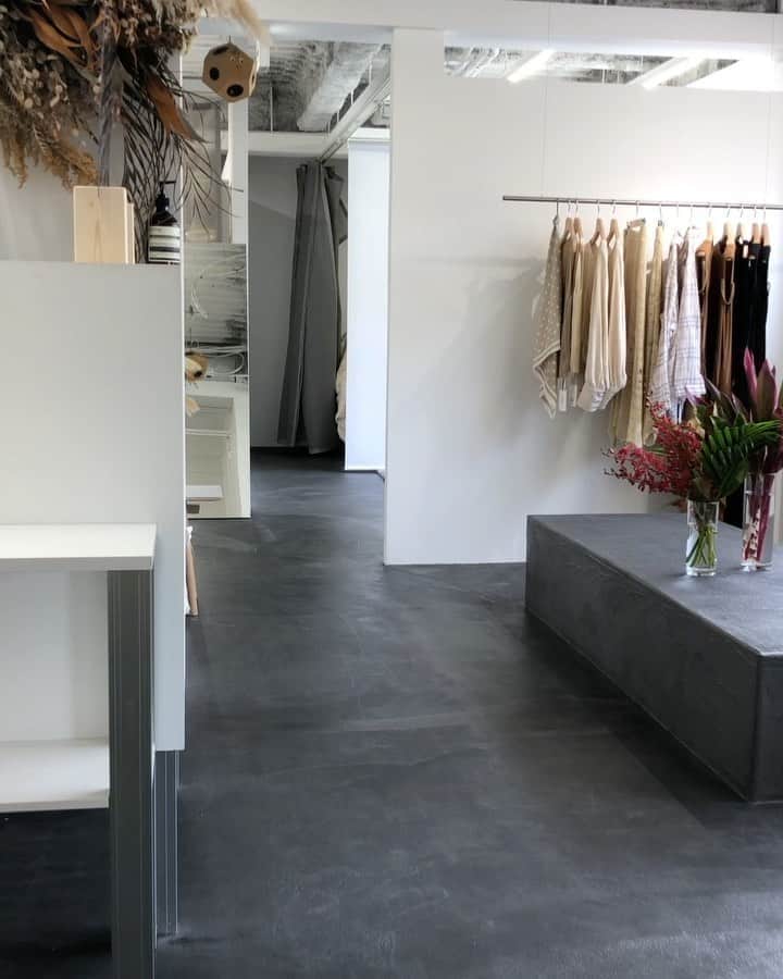 北岡りえのインスタグラム：「Day1__ @seah_maisonatelier  限定store.  本日は暑い中ご足労いただきありがとうございました🙇‍♀💛  明日も　11:00〜16:00で 店内の感染防止策も徹底し お待ちしております。  #seahstyle」