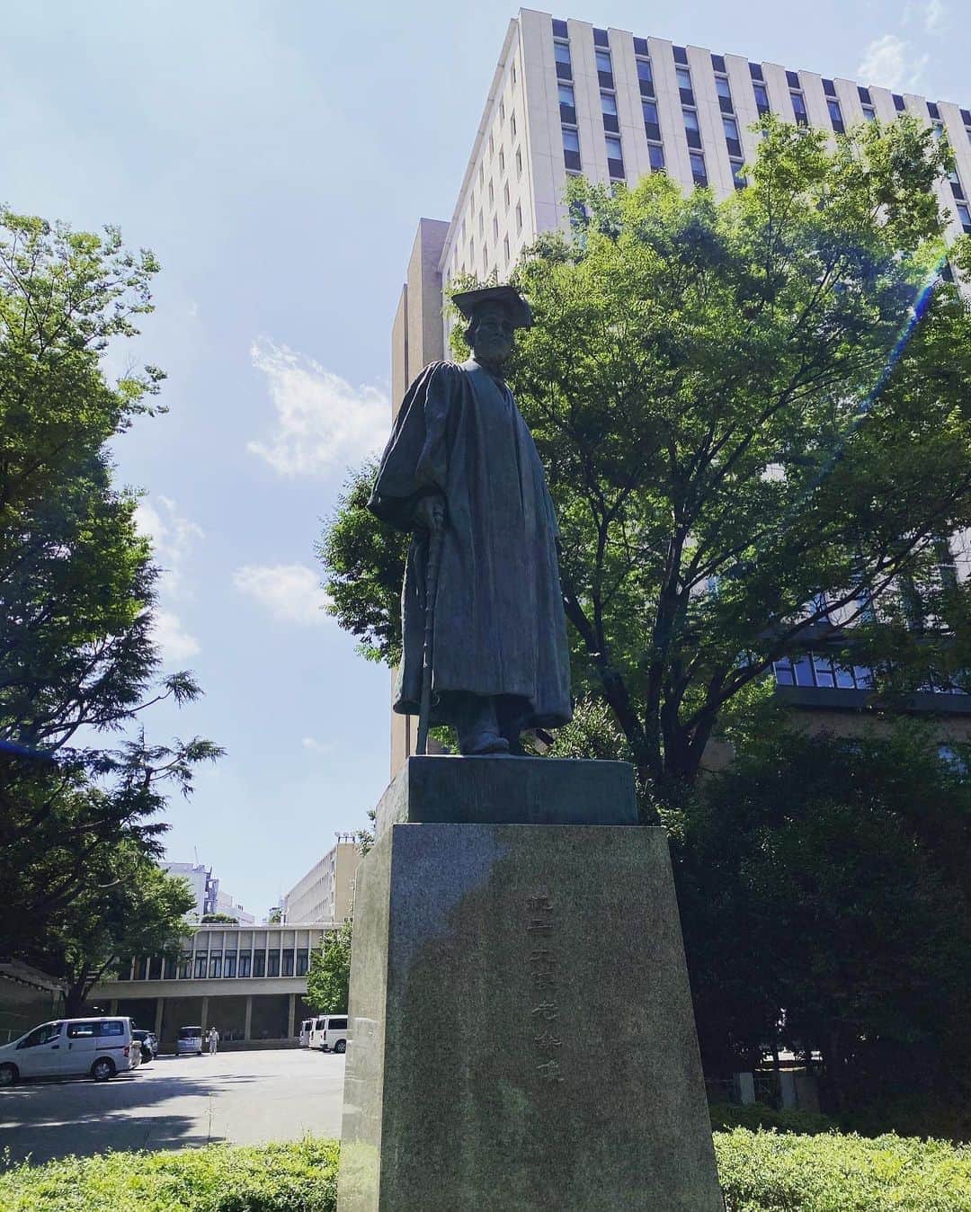 小西美穂さんのインスタグラム写真 - (小西美穂Instagram)「5ヶ月ぶりにキャンパスに来たので﻿ コロナ禍の記録として自撮りしました。﻿ ﻿ 去年は夜、仕事終わりに﻿ ダーっと教室に駆け込む日々で﻿ しんどかったなぁ。﻿ ﻿ この図書館で、﻿ もう一度自習できる日は﻿ いつ来るのかな…。﻿ ﻿ わずかな滞在時間でしたけど、 嬉しくて、セミの声まで愛おしく感じました。﻿ ﻿ #大学院 #春学期 #社会人大学院生 #社会人大学生 #大学院生活 #学生生活 #コロナで激変 #キャンパス #学び #早稲田大学 #masterstudent #gradschoollife #gradschoolgrind」8月9日 16時47分 - mihokonishi69
