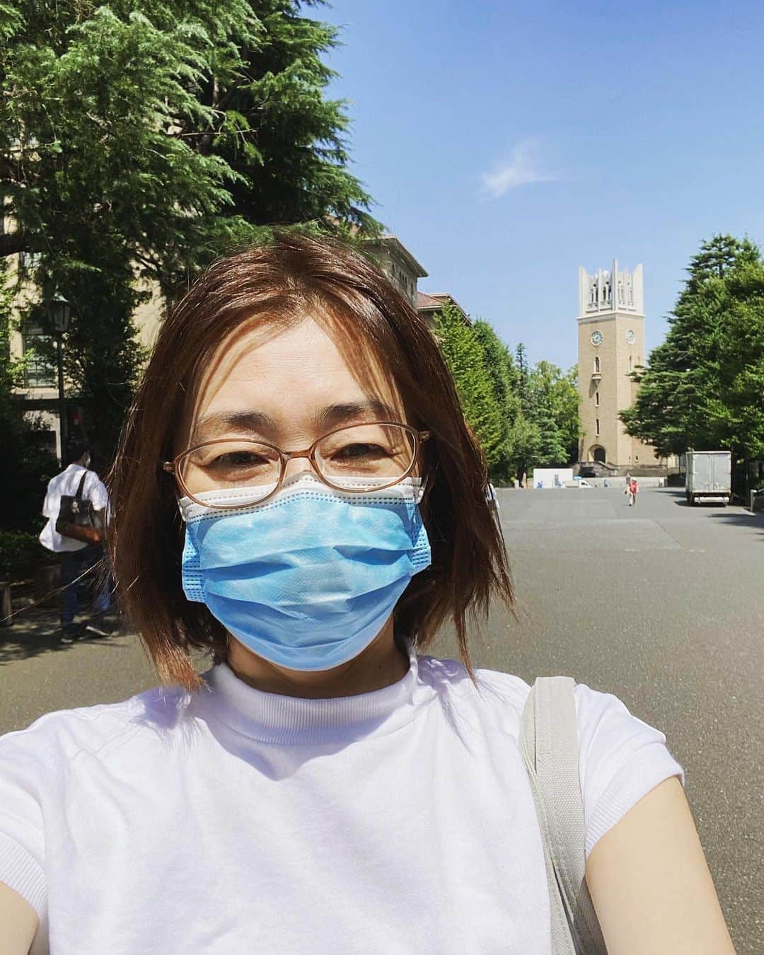 小西美穂のインスタグラム：「5ヶ月ぶりにキャンパスに来たので﻿ コロナ禍の記録として自撮りしました。﻿ ﻿ 去年は夜、仕事終わりに﻿ ダーっと教室に駆け込む日々で﻿ しんどかったなぁ。﻿ ﻿ この図書館で、﻿ もう一度自習できる日は﻿ いつ来るのかな…。﻿ ﻿ わずかな滞在時間でしたけど、 嬉しくて、セミの声まで愛おしく感じました。﻿ ﻿ #大学院 #春学期 #社会人大学院生 #社会人大学生 #大学院生活 #学生生活 #コロナで激変 #キャンパス #学び #早稲田大学 #masterstudent #gradschoollife #gradschoolgrind」