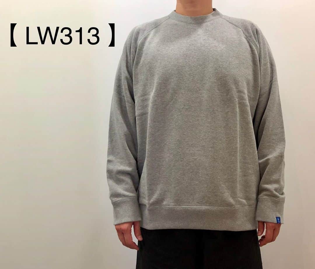 ループウィラーさんのインスタグラム写真 - (ループウィラーInstagram)「. 今年も店頭に定番スウェットが入荷する時期に なってきました。 ということで今回は恒例(?)の着用比較です💁🏻‍♂️  まずはループウィラーを代表するザ・オーセンティック スウェットシャツの #LW01 と今、話題沸騰のちょいビッグ スウェット LW313 です。 着用スタッフ　182cm80kg Lサイズ着用  コチラのクルーネックたち、見た目以上に 着心地は別モノです。 「え？何がどう違うの⁈」というお客様は ぜひ店頭にてお気軽にお声掛け下さい。  ご納得頂ける最高の1枚をご案内させて頂きます(^^)  Do you know what of these 2 sweat shirts is different？ . 店舗では新型コロナウイルス感染拡大を防ぐため、スタッフはマスク着用にて接客の間合をとってご対応させていただきます。 店内におきましては次亜塩素酸空間除菌脱臭機を設置して消毒等十分店内環境を整えられるよう努めております。 . ご来店頂くお客様へのお願いと致しましては、マスクの着用をお願い申し上げます。 .  #loopwheeler #lwosaka #ループウィラー #吊り編み #tsuriami #吊り編み機 #日本製#スウェット #パーカー #カーディガン #Tシャツ #スウェットパンツ #長持ち #丈夫 #綿 #cotton #裏毛 #日本 #大阪 #心斎橋 #japan #osaka #shinsaibashi #madeinjapan」8月9日 16時49分 - loopwheeler_nakamura
