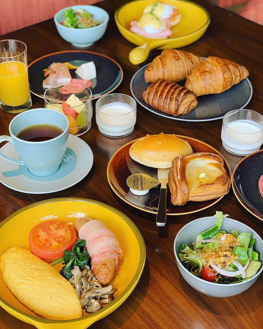 唯可（yuika）さんのインスタグラム写真 - (唯可（yuika）Instagram)「今話題の　@hotelindigohakonegora  箱根のインディゴホテルへ🧡 . ここのホテルの何がすごいって外観、内装はもちろんのこと、私が感動したのがお食事🍽朝ごはんは洋食と和食から選べて、パンは食べ放題🥐🥖クロワッサン美味し過ぎた。。。 何食べても本当に美味しくって未だに余韻がすごい🥺🧡 . . ロビーもバーもとにかくおしゃれだし 外には足湯ができるスポットも🧡 . . 引き続きインディゴ箱根の唯可レポ つづきます🧡 . . . #箱根#箱根強羅#インディゴ箱根強羅#温泉旅館#温泉#サウナ#朝食#パン#ホテル#国内旅行#箱根旅行#女子旅#家族旅行#プール#ホテルレポ#旅行好きな人と繋がりたい#タビジョ #美容垢#旅行 #温泉旅行#pr#hotel#hakone#hakonejapan」8月9日 16時51分 - yu.i.k.a
