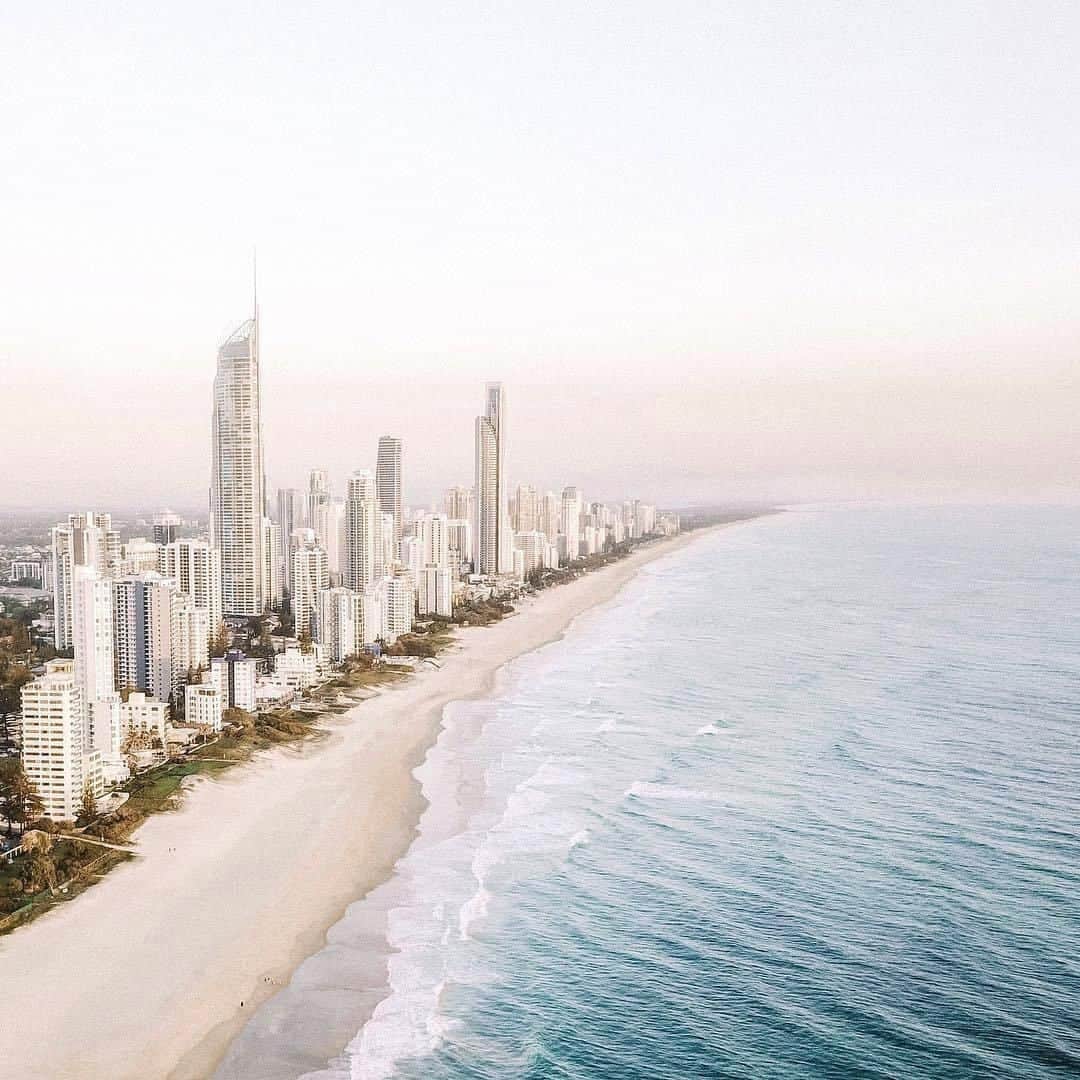 PAUL HEWITTさんのインスタグラム写真 - (PAUL HEWITTInstagram)「Ready for an adventure down under? ✈️ Gold Coast Australia is a wonderful destination known for its beautiful sandy beaches, picturesque coastlines, peaceful waterways, back-dropped by rainforests and scenic mountain ranges. 🌊⚓️ (photo @saxonkent) #getAnchored #paulhewitt」8月9日 17時01分 - paul_hewitt
