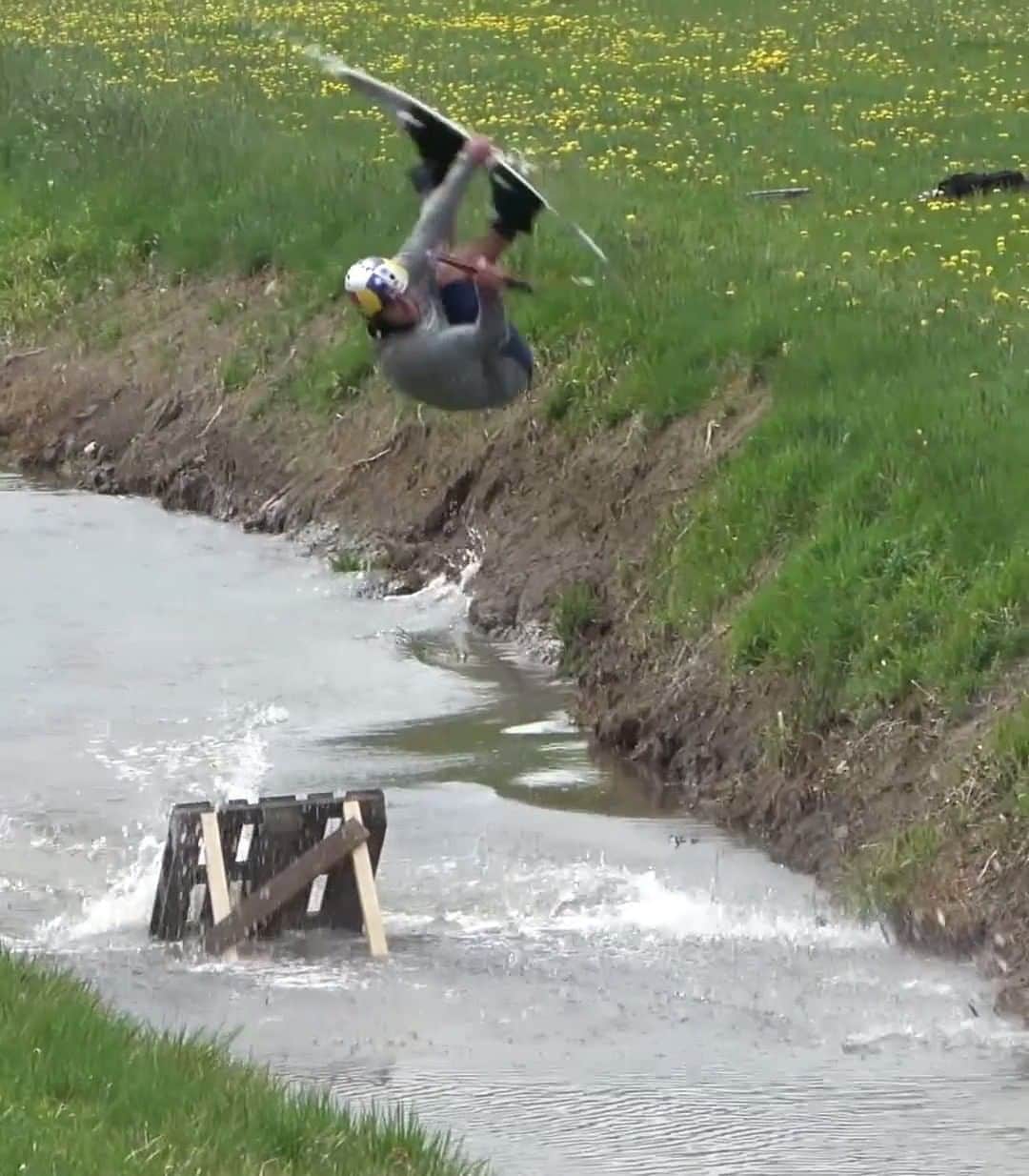 レッドブルのインスタグラム：「when @felixgeorgii has a whole day to build his own wake park at home 💪  🎥 : @guacam.ole #redbull #givesyouwings #wakeboard #wakeboarding #DIY #watersports」