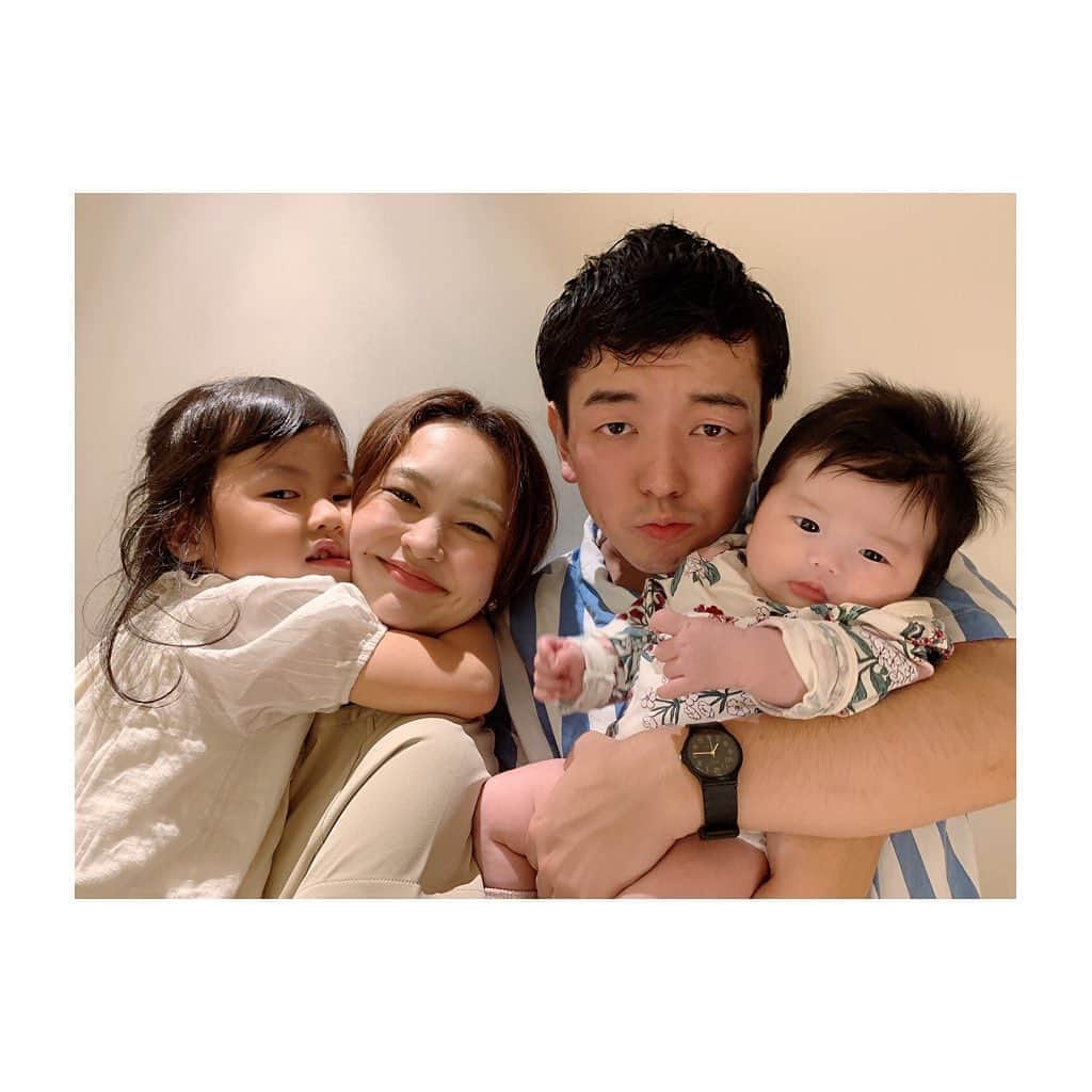 ena..*加藤 恵梨奈さんのインスタグラム写真 - (ena..*加藤 恵梨奈Instagram)「﻿ ﻿ ﻿ ﻿ 👨‍👩‍👧‍👧 𝙼𝚢 𝚋𝚛𝚘𝚝𝚑𝚎𝚛 ﻿ ﻿ ﻿ ﻿ 兄妹で集まるなんて久しぶり過ぎッ﻿ この日はMII©に会いに来てくれたよ𖠿 .゜﻿ ﻿ 沢山可愛がってくれた✌︎︎✌︎︎﻿ しかもBOOに任天堂のプレゼント🎁まで﻿ してくれる孫思いの叔父さん‪𐤔﻿ ﻿ もうゲームに夢中になるよね☺️✌🏼﻿ ﻿ 少しでも下の子の育児がしやすいようにと﻿ プレゼントしてくれたけど﻿ ほんままさかすぎて親子でびっくり🥺💖﻿ ﻿ ﻿ お兄ちゃんには助けられてばっかりで﻿ いつもありがと( ˘ ˘̥ )﻿ ﻿ ﻿ ﻿ #brother #兄妹 #お兄ちゃん #出産祝い #任天堂スイッチ #プレゼント #育児 #ワンオペ育児 #mama #mamamoo #mamagirl #孫 #叔父さん #ena_pi #」8月9日 16時54分 - e_n_a_p_i