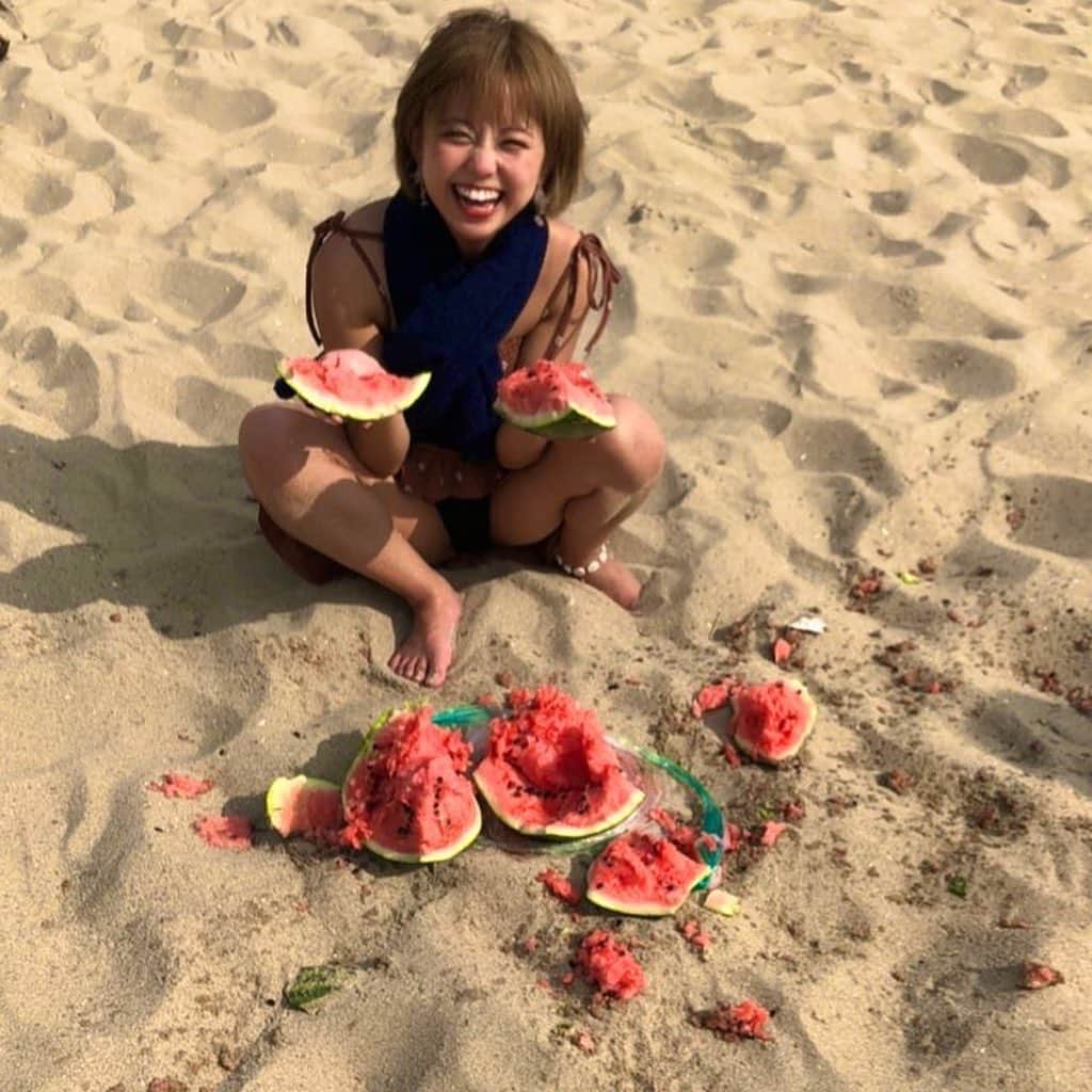 亜矢みつき（神谷充希）さんのインスタグラム写真 - (亜矢みつき（神谷充希）Instagram)「スイカ割り🍉 今日こそ成功✌︎('ω'✌︎ ) #スイカ #西瓜 #watermelon  #夏 #スイカ割り」8月9日 16時54分 - ma.yamitsuki