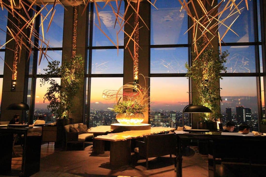 Table 9 TOKYO のインスタグラム：「. 【サンセットフリーフロープラン】  東京の景色が移り変わる様子を最上階39階から眺めながら、こだわりのカクテルやワインなどをお楽しみいただけます🥂  前日までのご予約制となっております。 詳しくはHPをご覧ください。  Share your own images with us by tagging @table9tokyo ————————————————————— #shinagawaprincehotel #princehotels #tokyo #shinagawa #sunset」