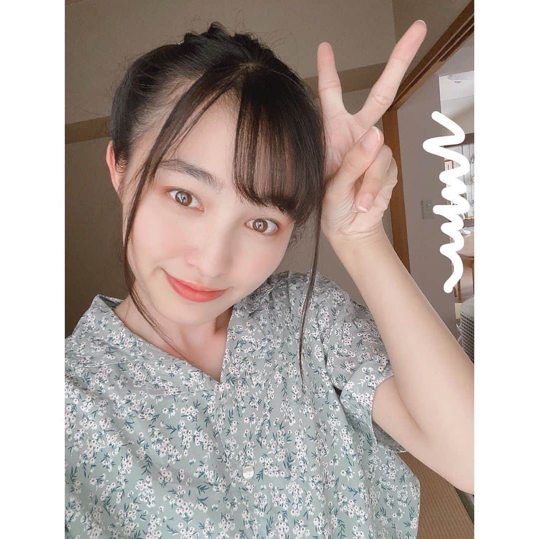 堀口日萌のインスタグラム：「おニューの服買ったったった⛈ サラサラしてて涼しい🔥 お値段衝撃の800円⭐️  グアムの入国審査のとこにおる人みたいだよね🛫アロハだよね🤙🏼 知らんけど💥💥  #ootd#fashion#outfit#selfie#ファッション#プチプラ#コーデ#夏コーデ#今日の服#데일리록#오오티디#入国審査 #ひめ」