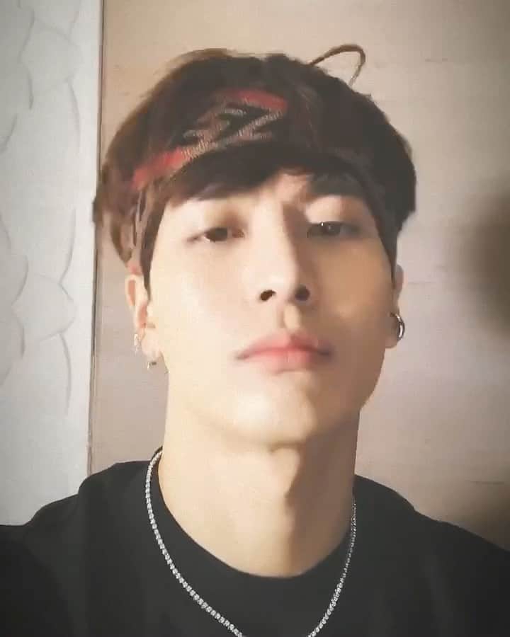 ジャクソンのインスタグラム：「❤️🖤🤎」
