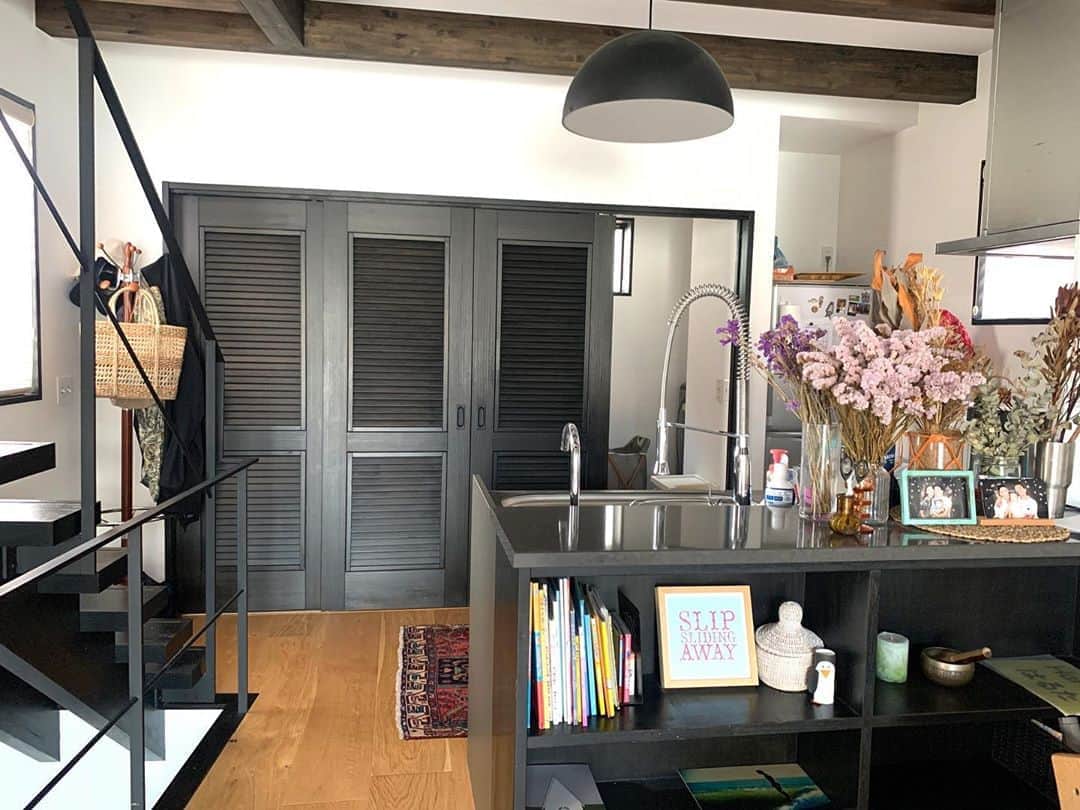 渋木さやかのインスタグラム：「🏠 ⠀ ドングリ4才。 とうとう階段についていた転落防止の網をお父さんが取りました。心配な事は、ドングリコロコロより、網を取ったお父さんが酔っぱらって落ちないかです。😇 ⠀ でも、やっぱり、なくなると見栄えがよいなぁ。 ⠀ #ドングリhouse」