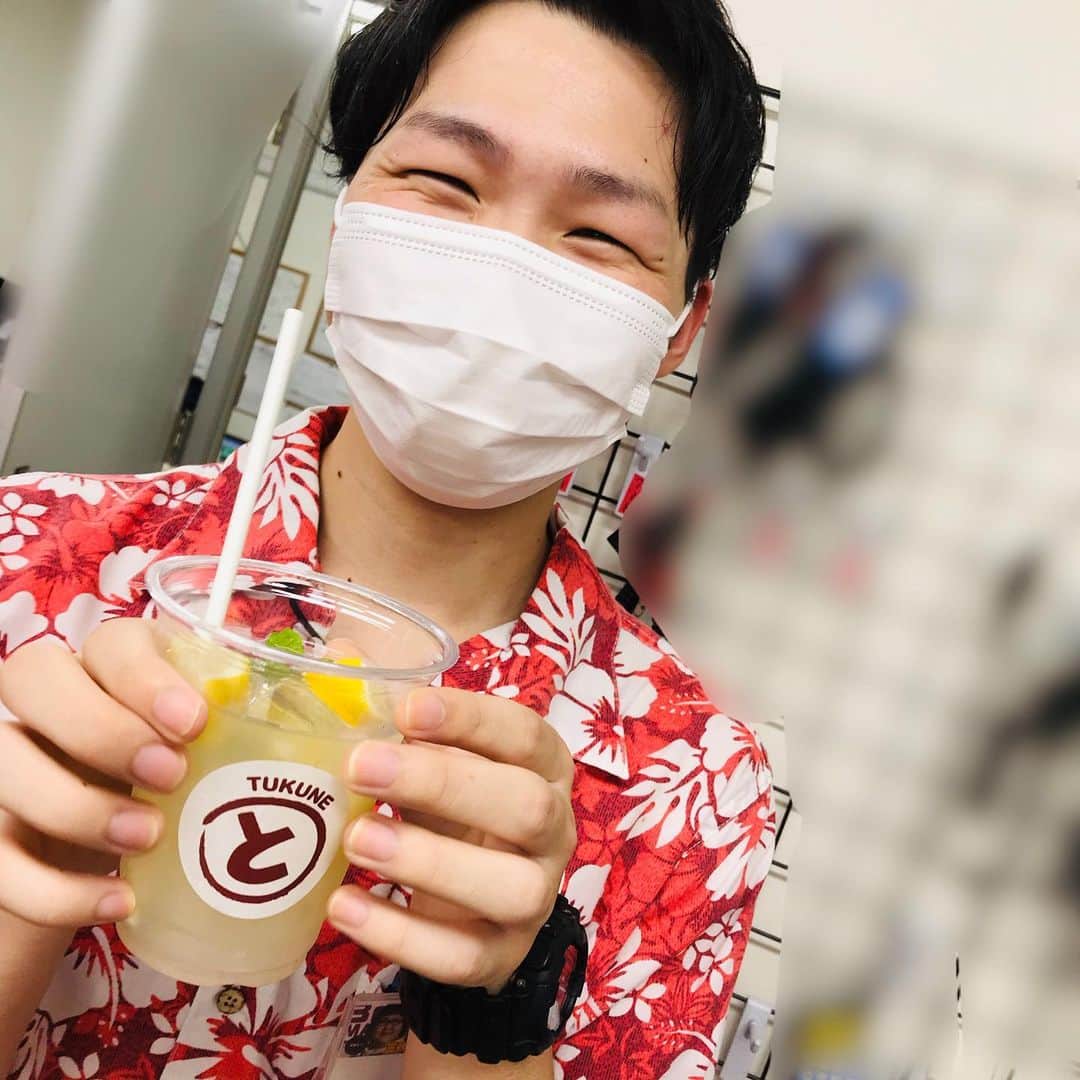 イルサローネ イドムンのインスタグラム：「今日、出店されているキッチンカーまると様から、差し入れのレモネード頂きました！ありがとうございます！おそばんメンバー喜んでたムーン^ ^」